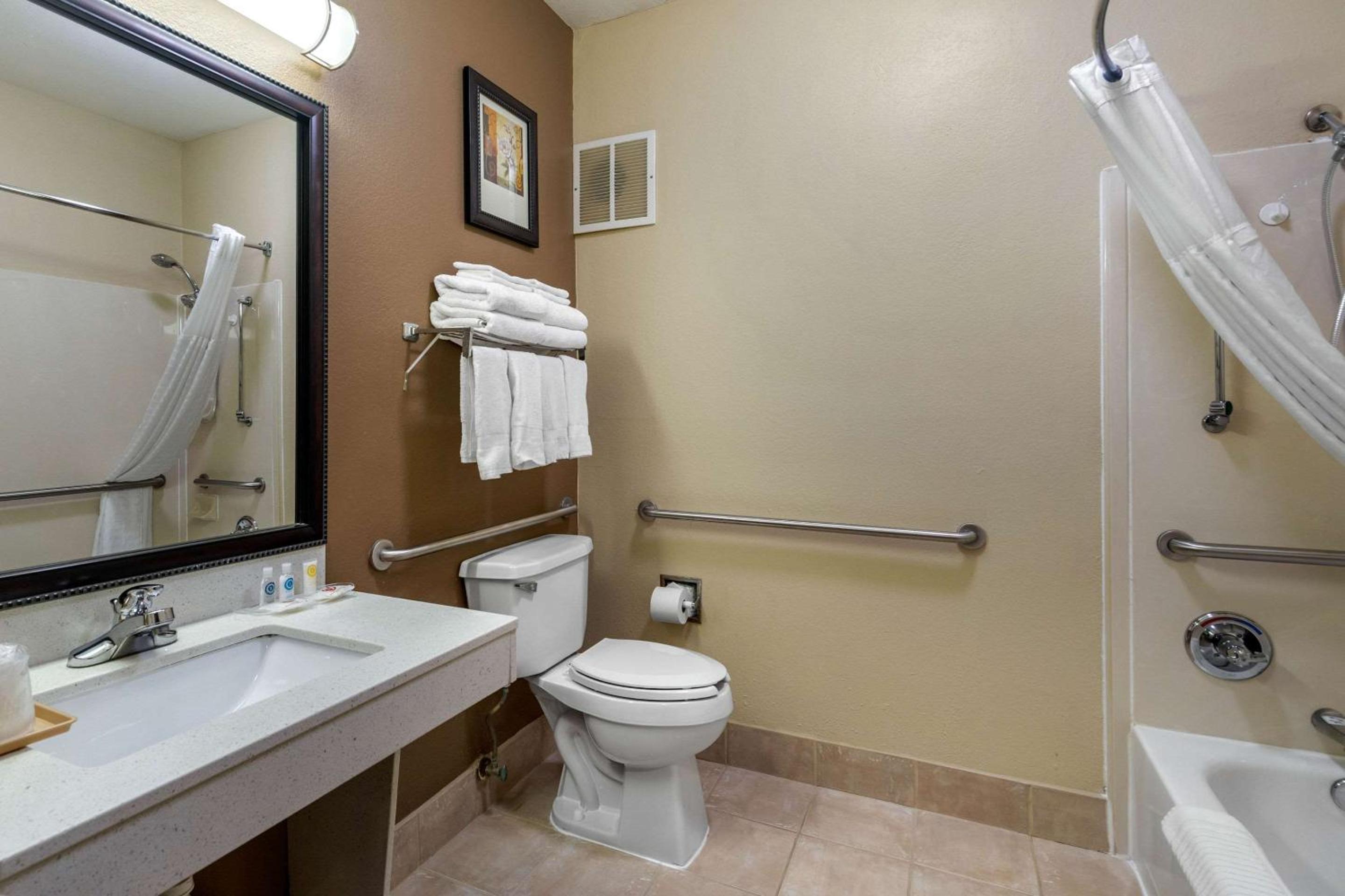 Queen Suite with Two Queen Beds - Disability Access/Non-Smoking - Photo 9