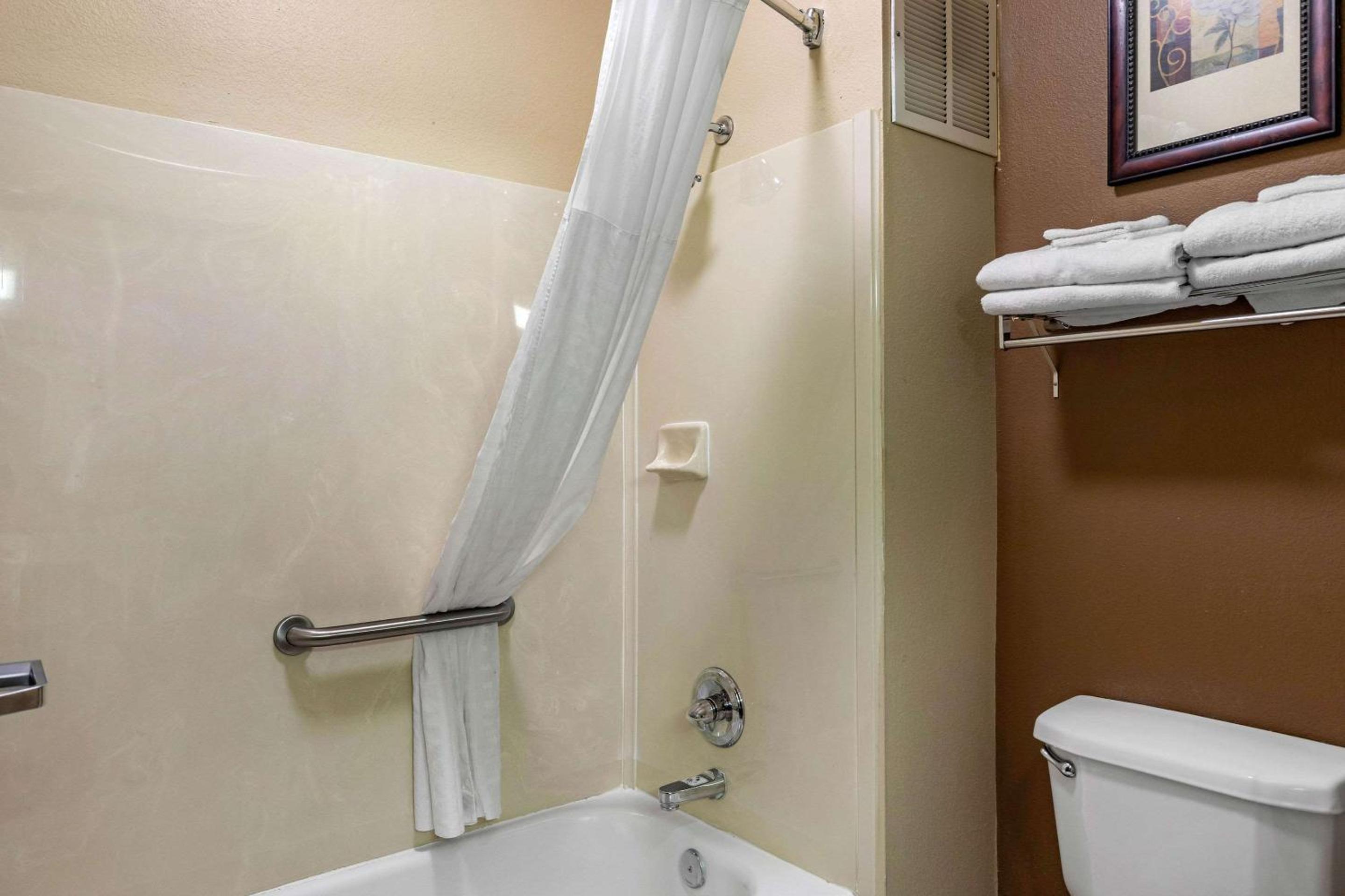 Queen Suite with Two Queen Beds - Non-Smoking - Photo 3