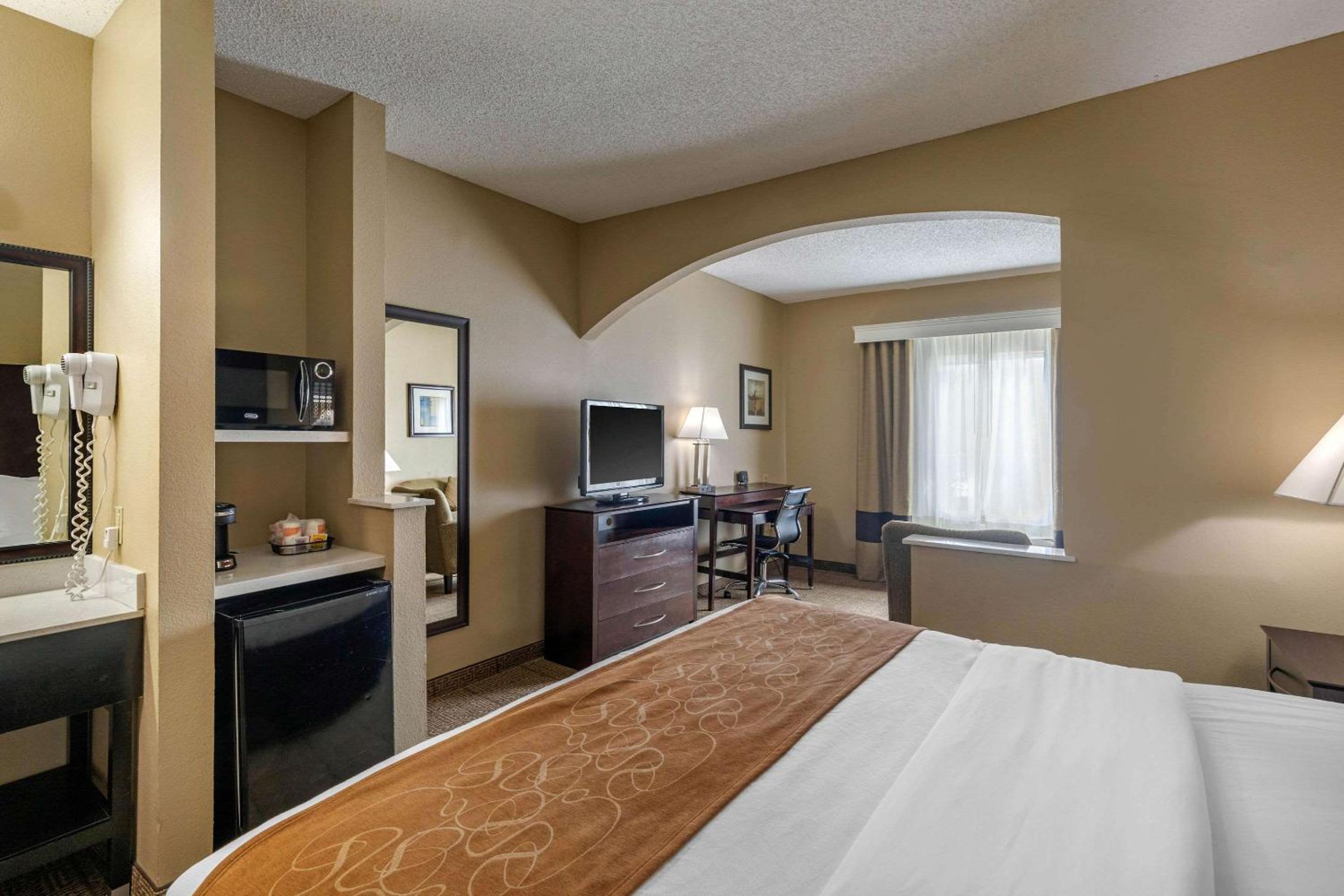 King Suite - Non-Smoking - Photo 7