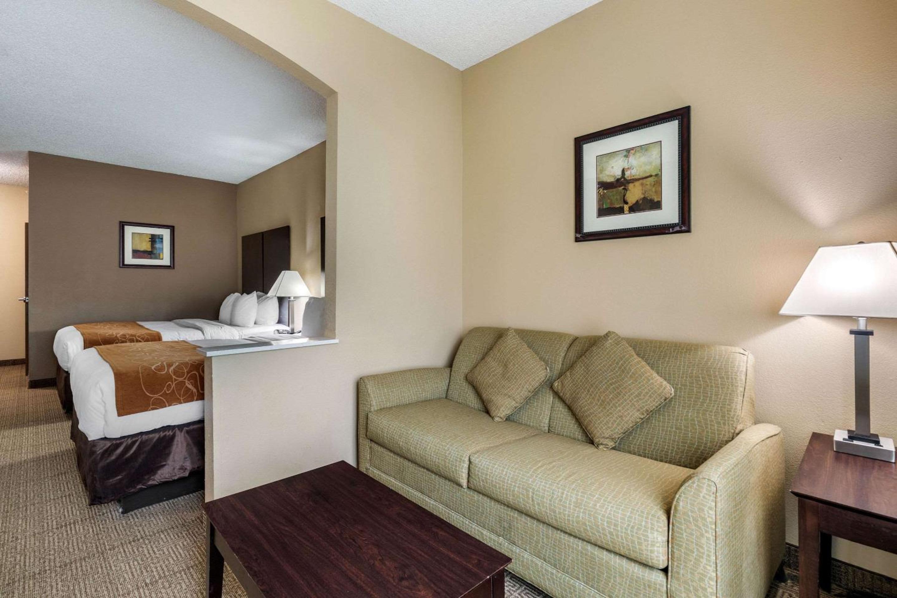 Queen Suite with Two Queen Beds - Disability Access/Non-Smoking - Photo 6