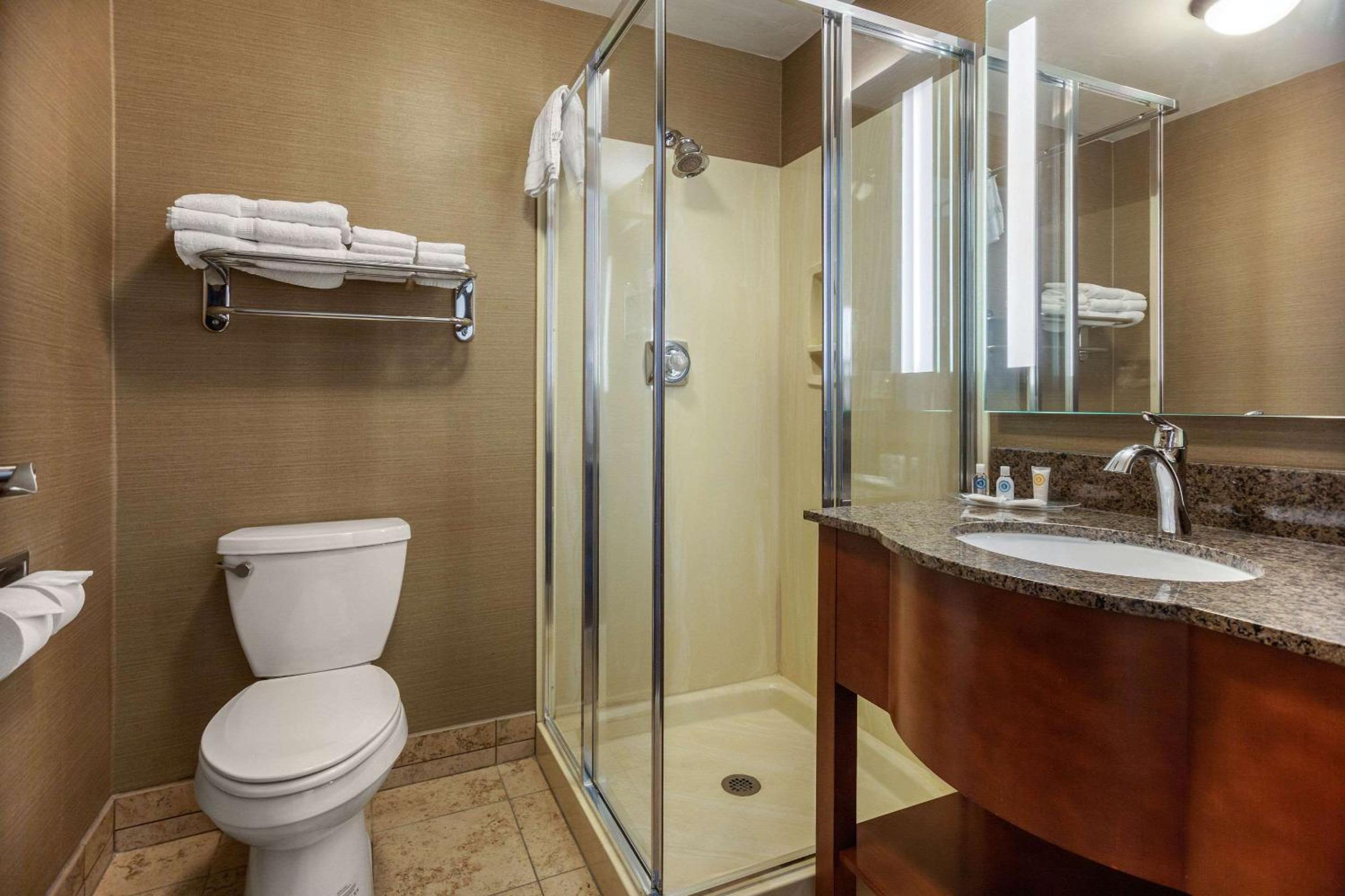 King Suite with Whirlpool - Non-Smoking - Photo 2