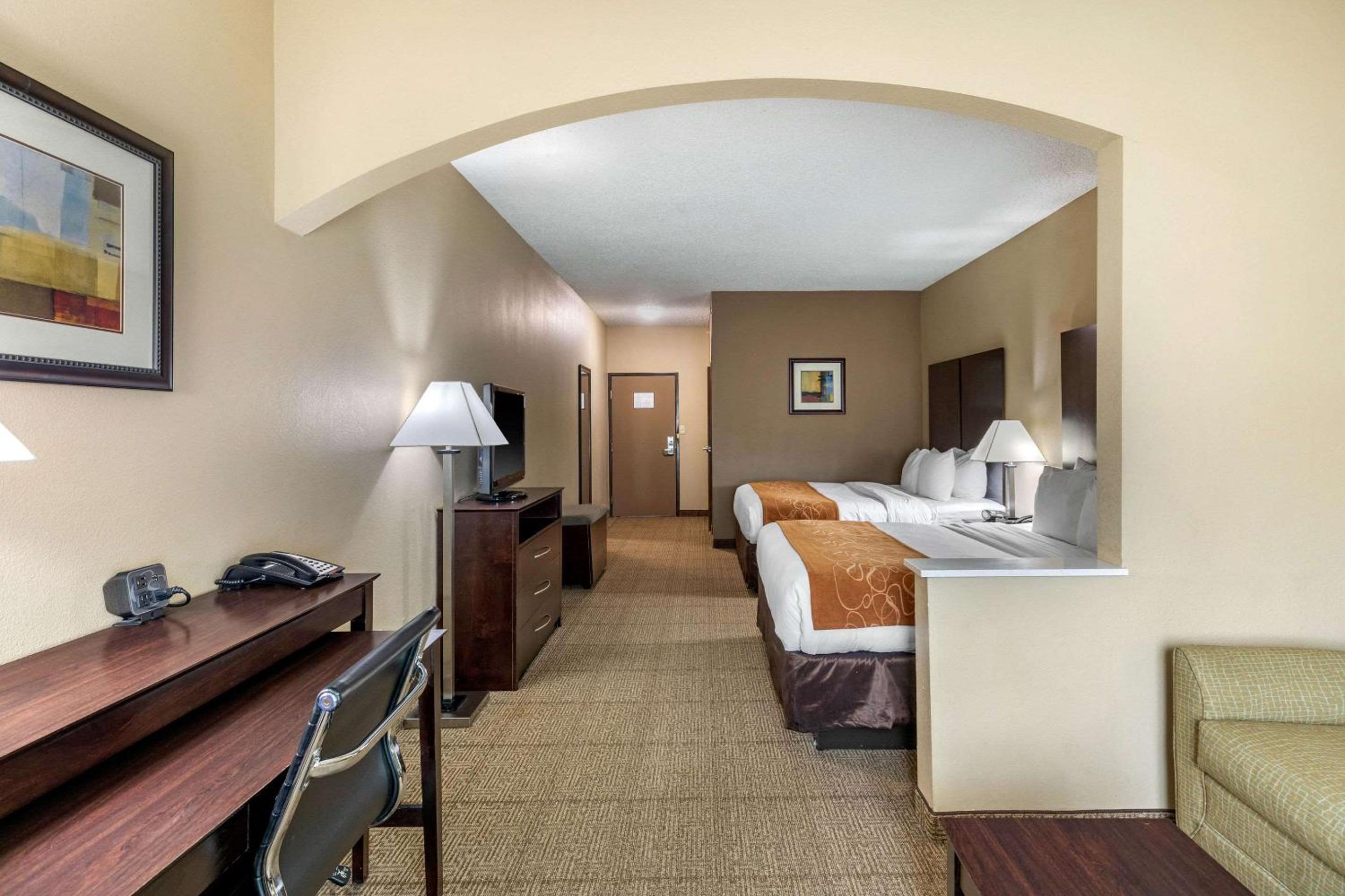 Queen Suite with Two Queen Beds - Disability Access/Non-Smoking - Photo 2