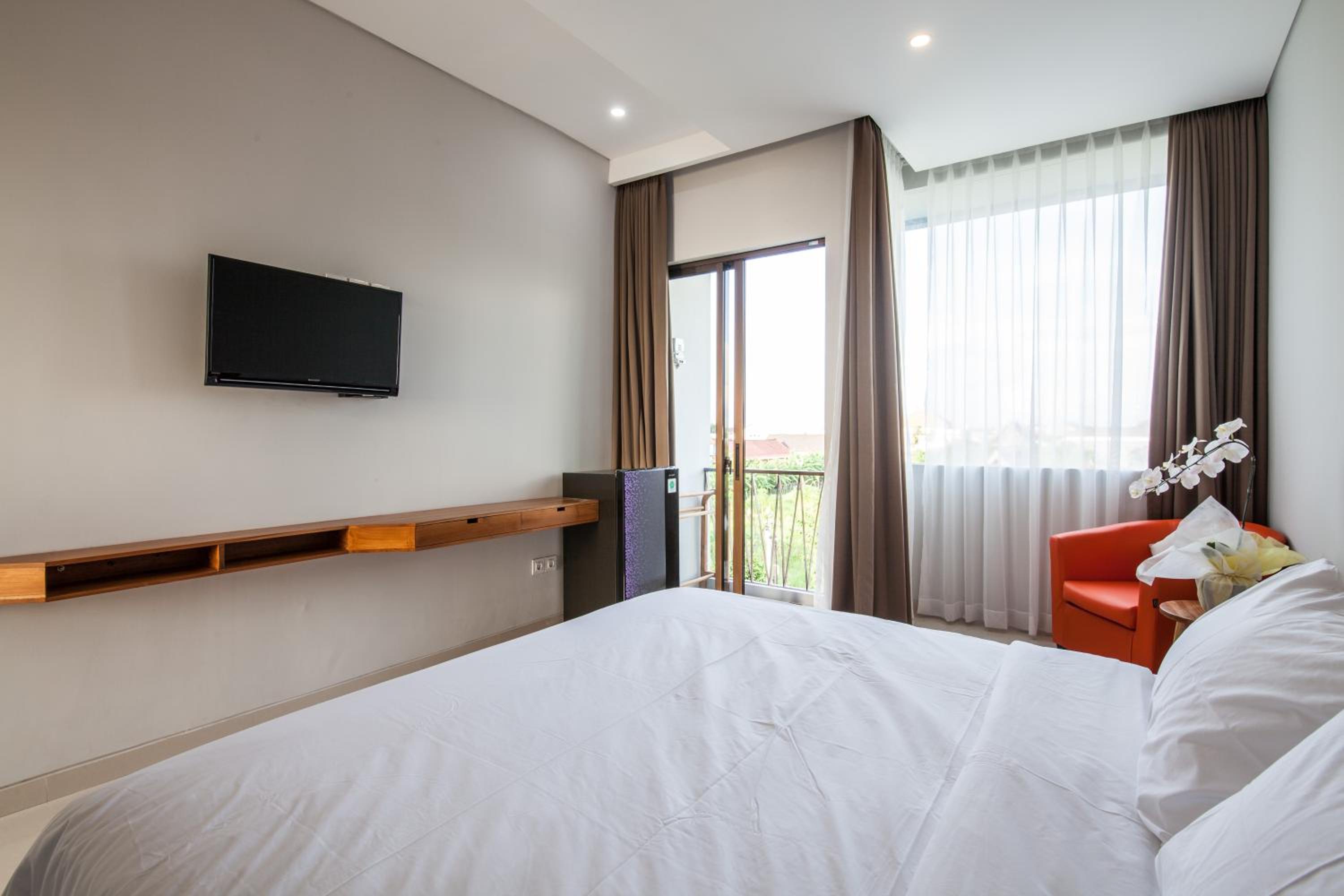 Deluxe King Room - Photo 7