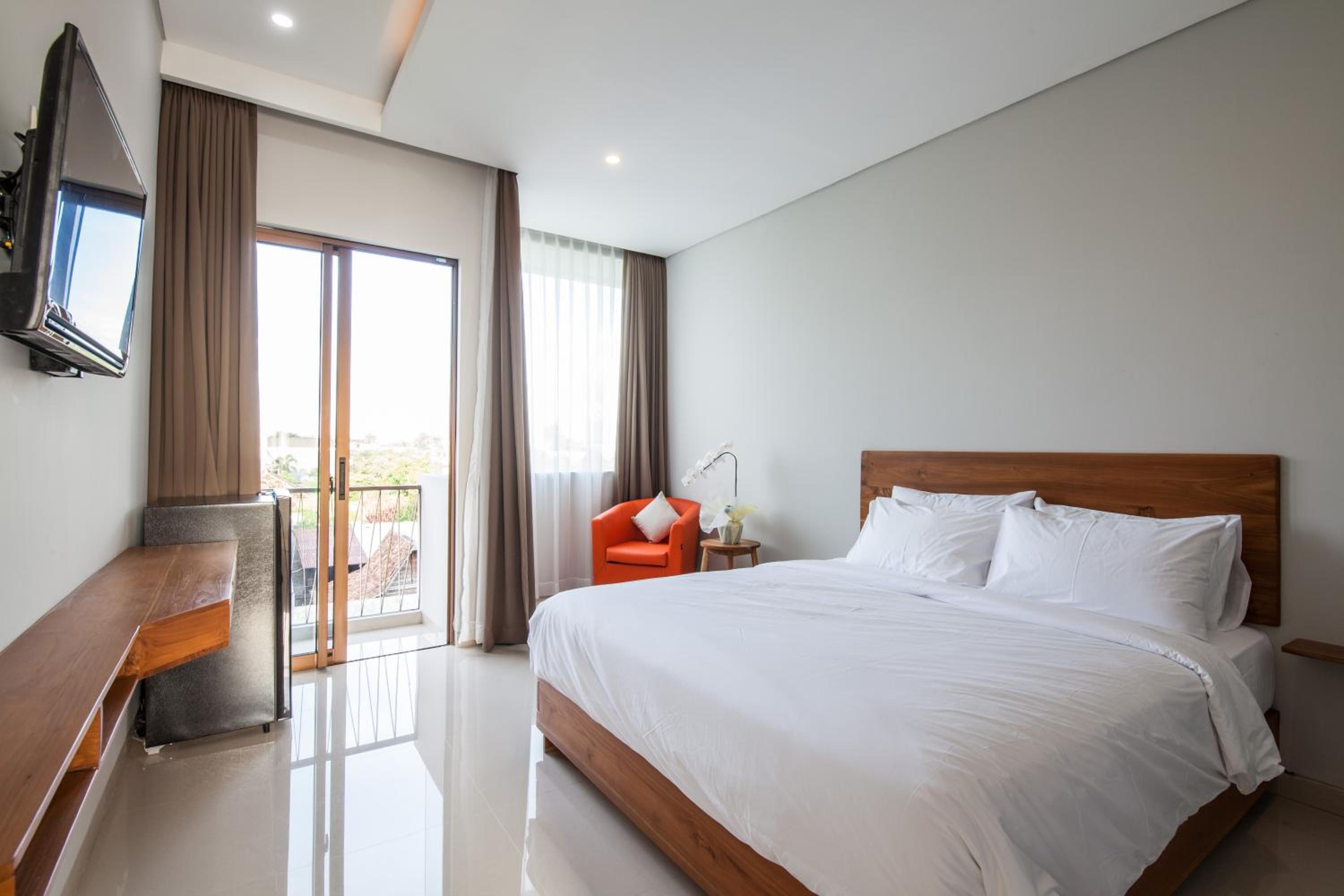 Deluxe King Room - Photo 9