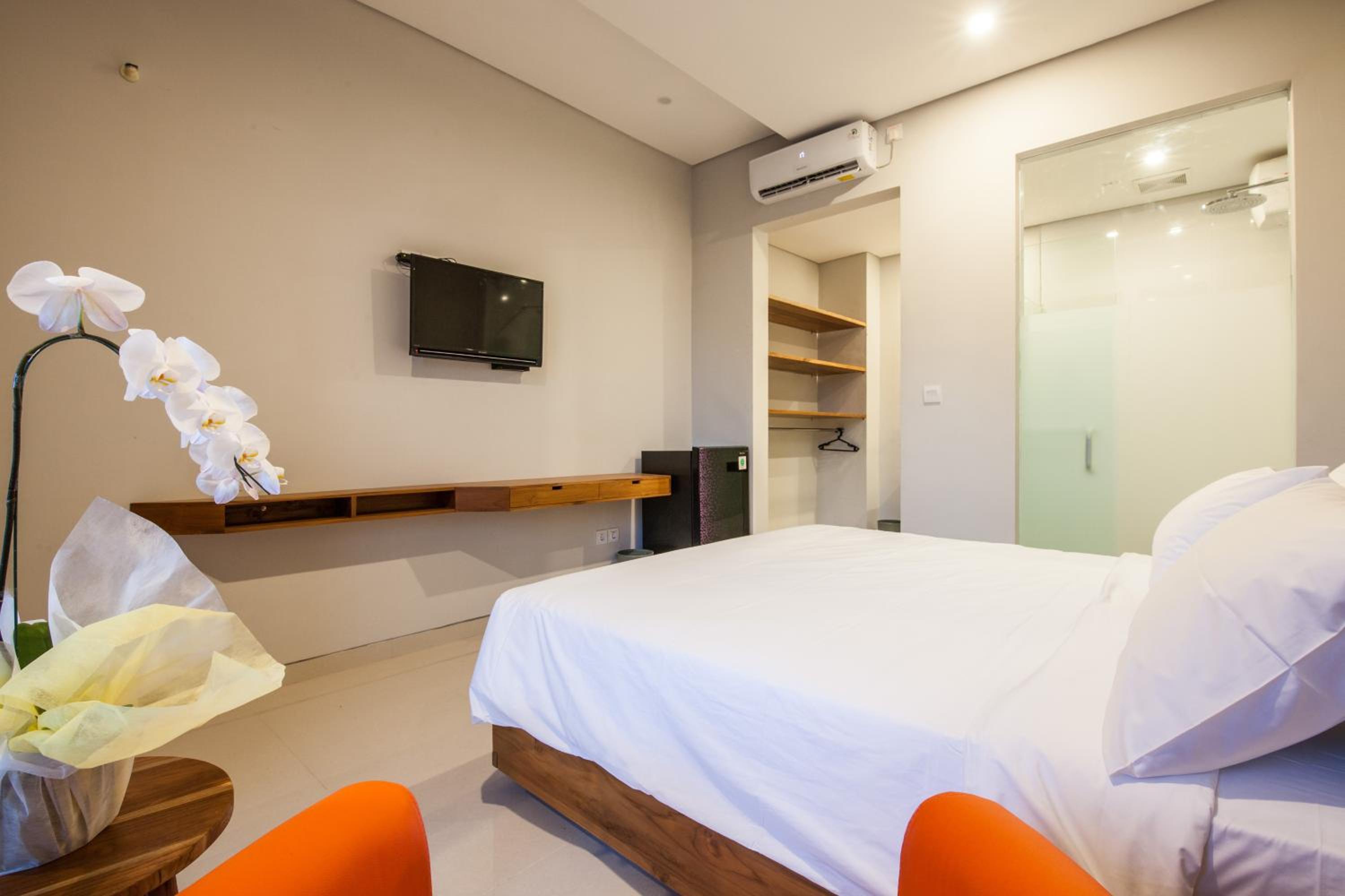 Deluxe King Room - Photo 13