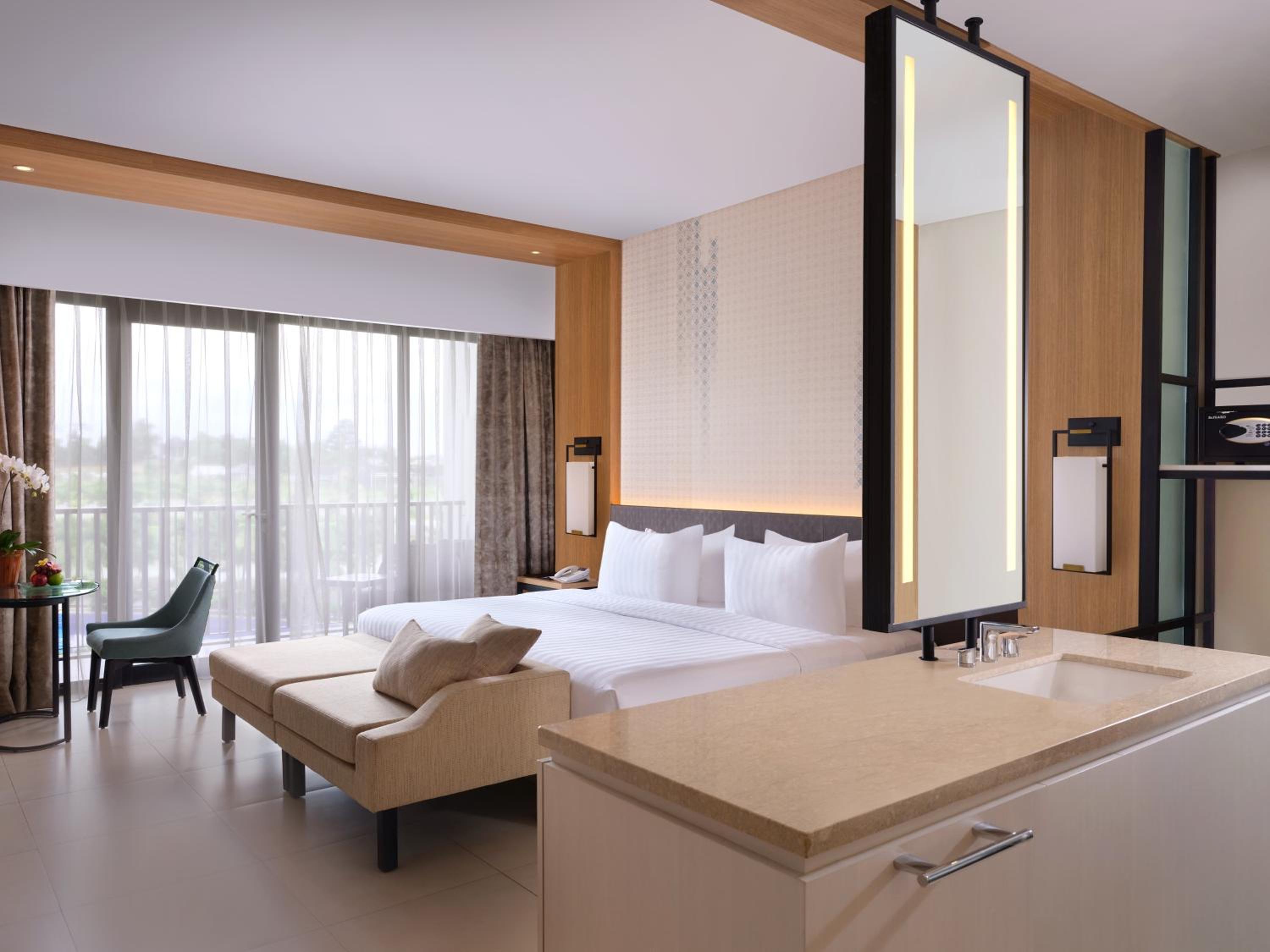 Deluxe Room King Lake View photo 1