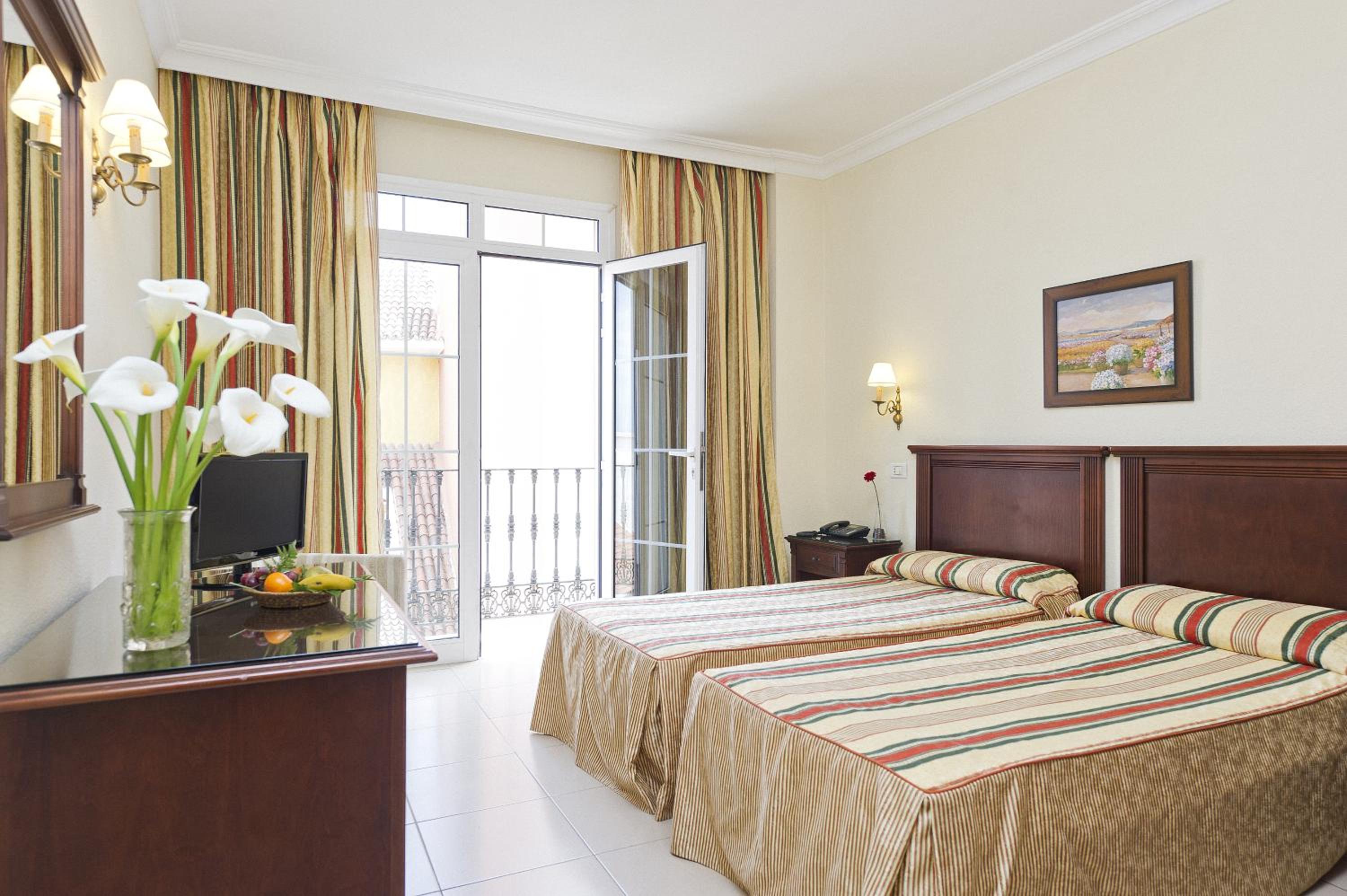 Double Room with Balcony - Photo 2