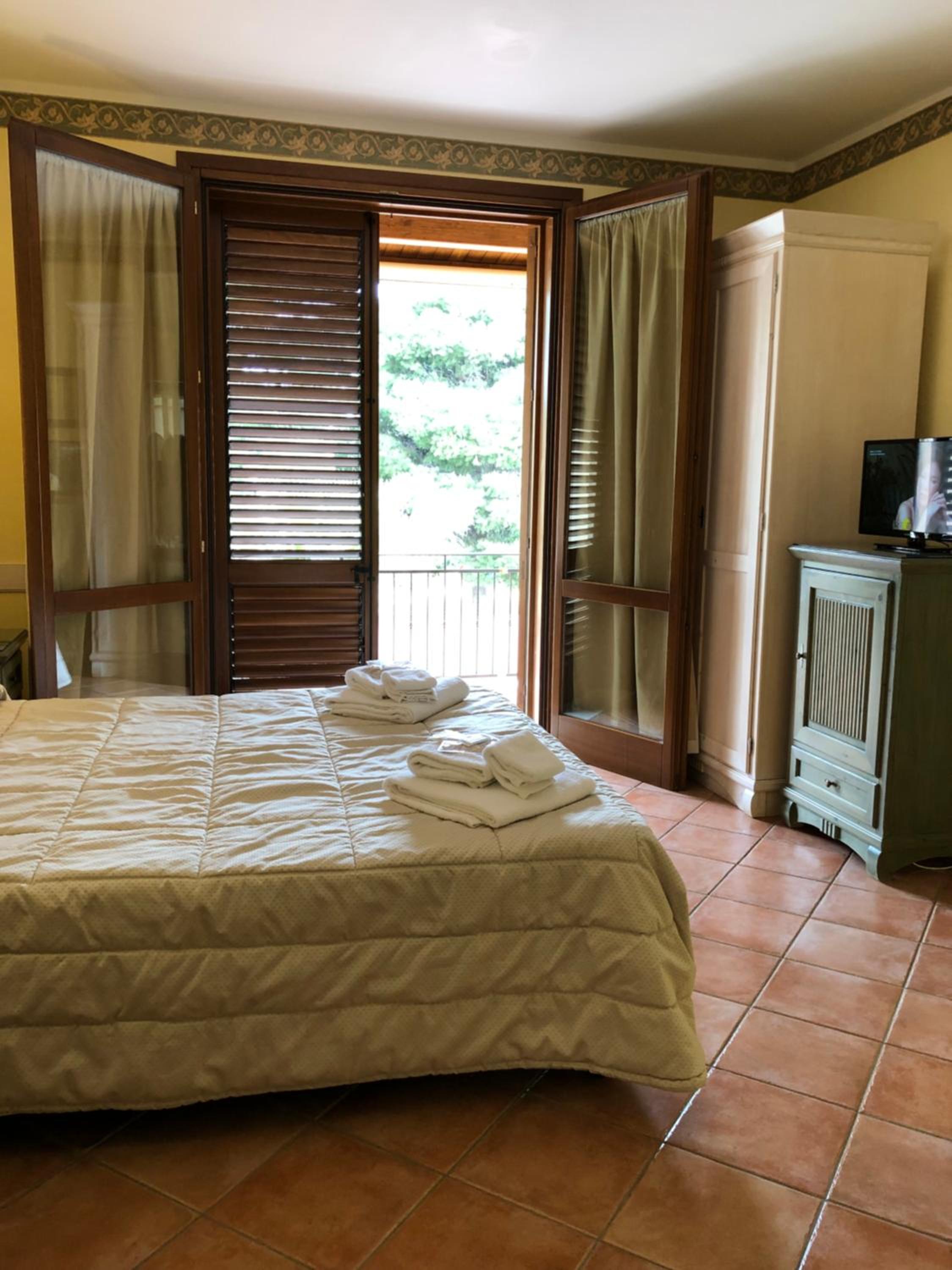 King Room with Balcony - Photo 3