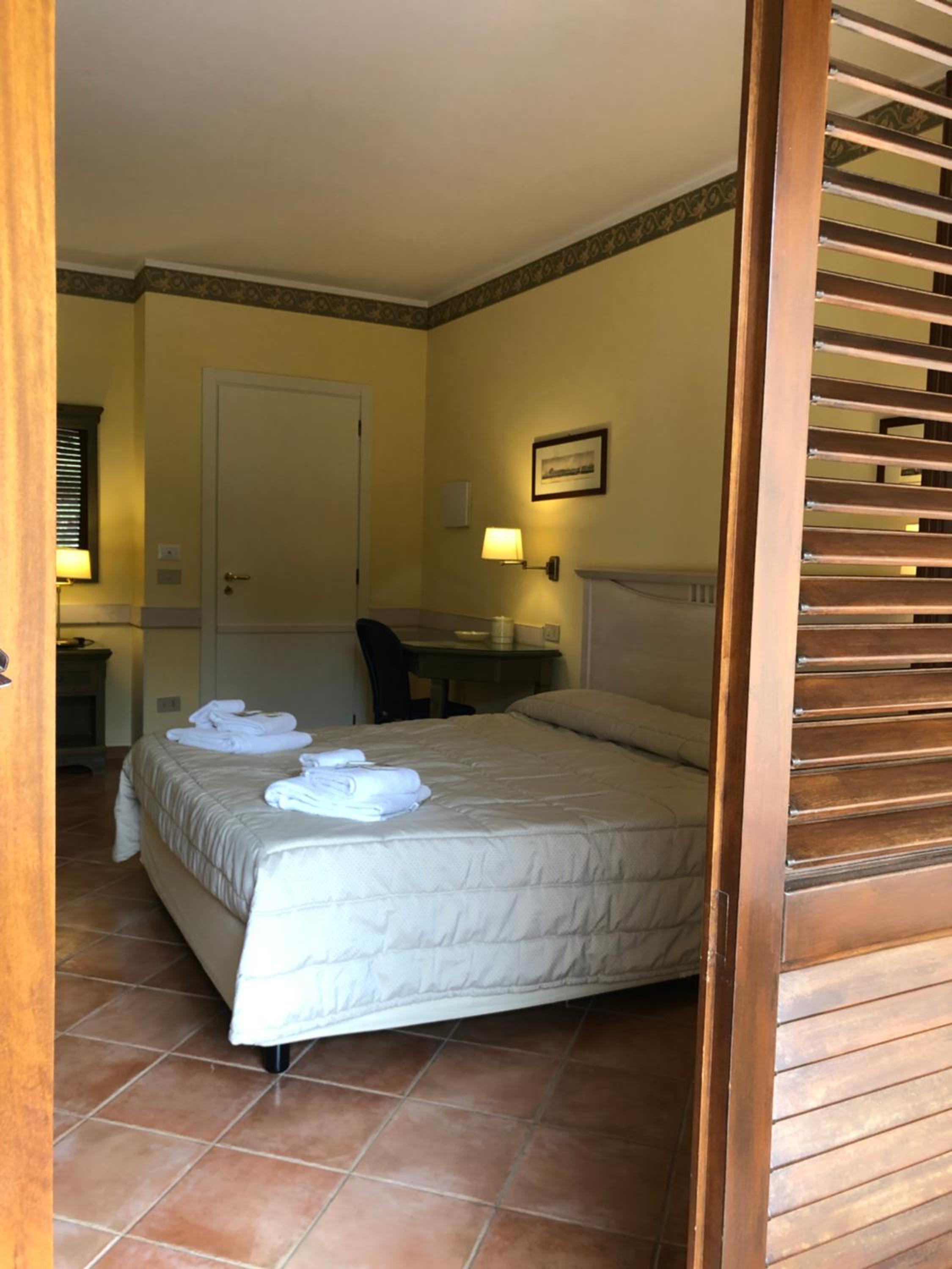 King Room with Balcony - Photo 7