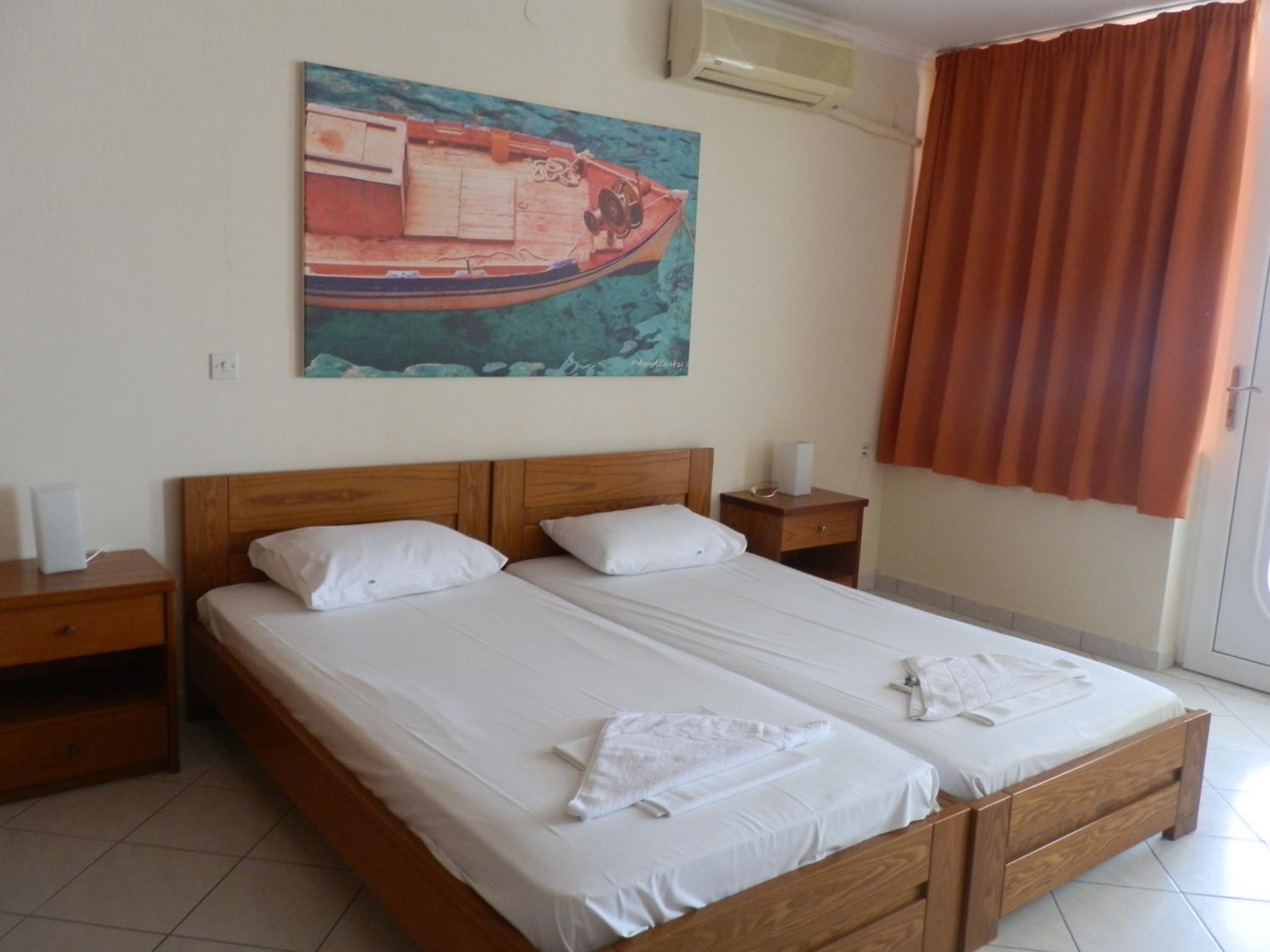 Studio with Shared Terrace - 2 Single Beds