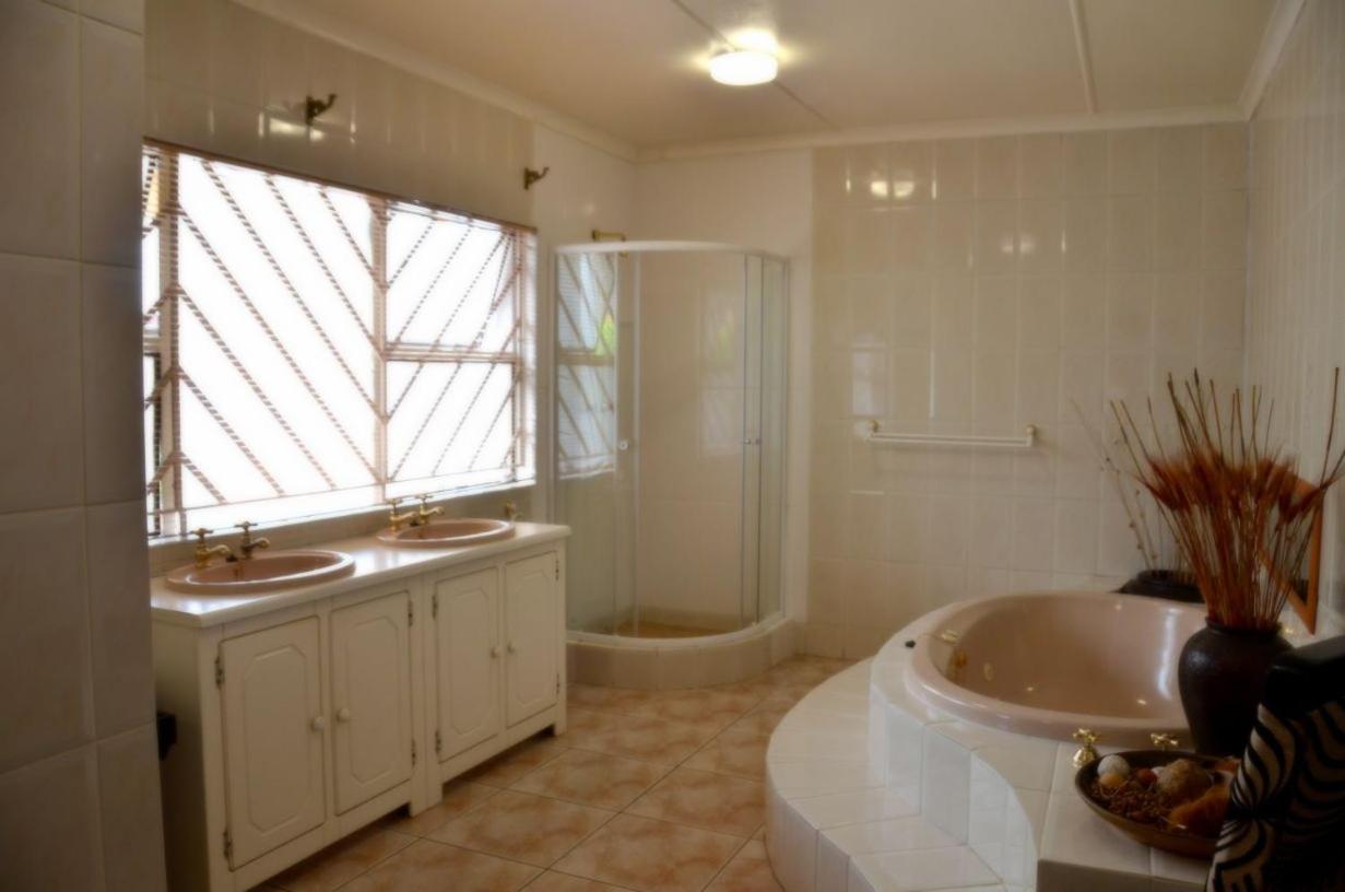 Luxury Suite - Photo 3