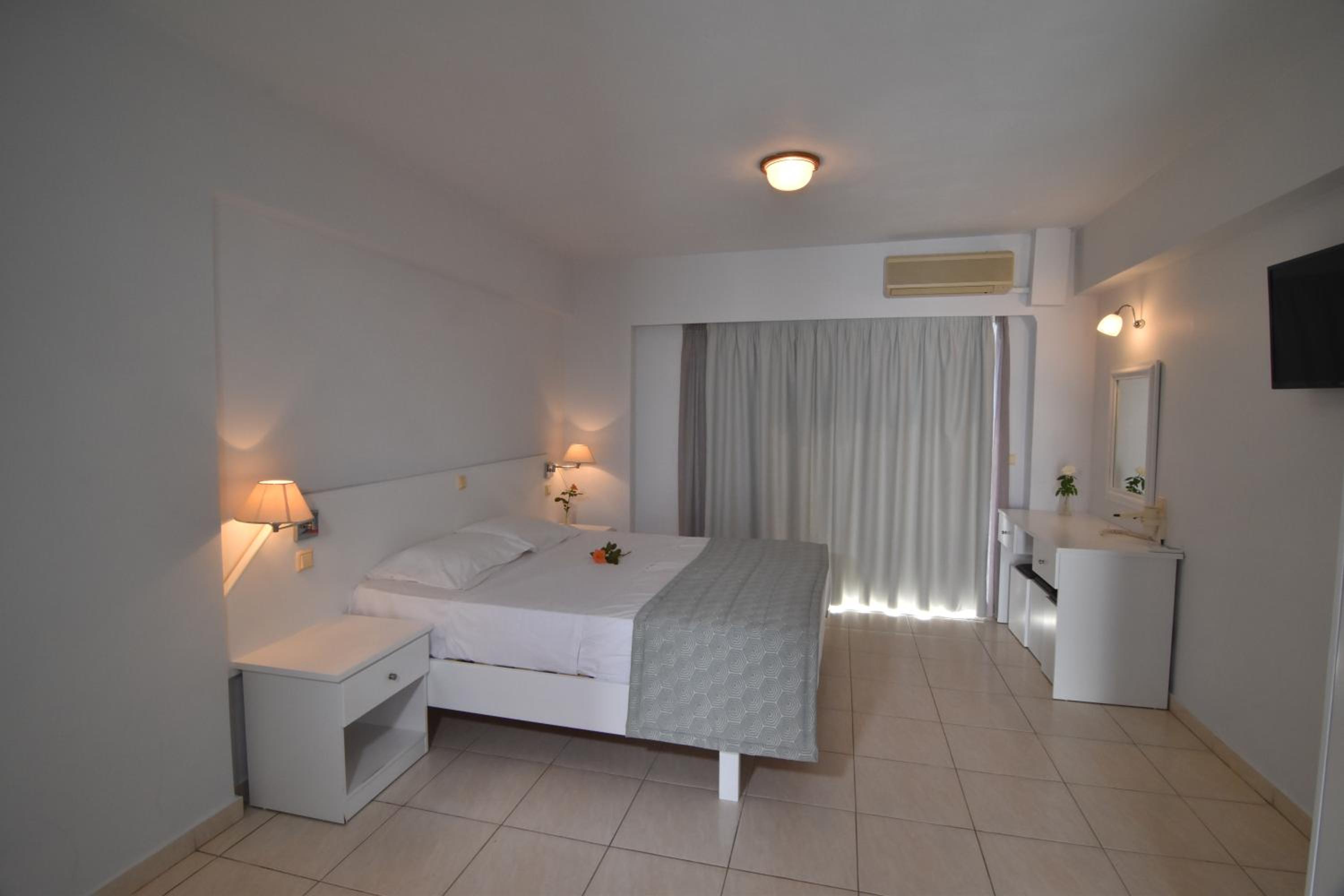 Double or Twin Room with Sea View photo 1