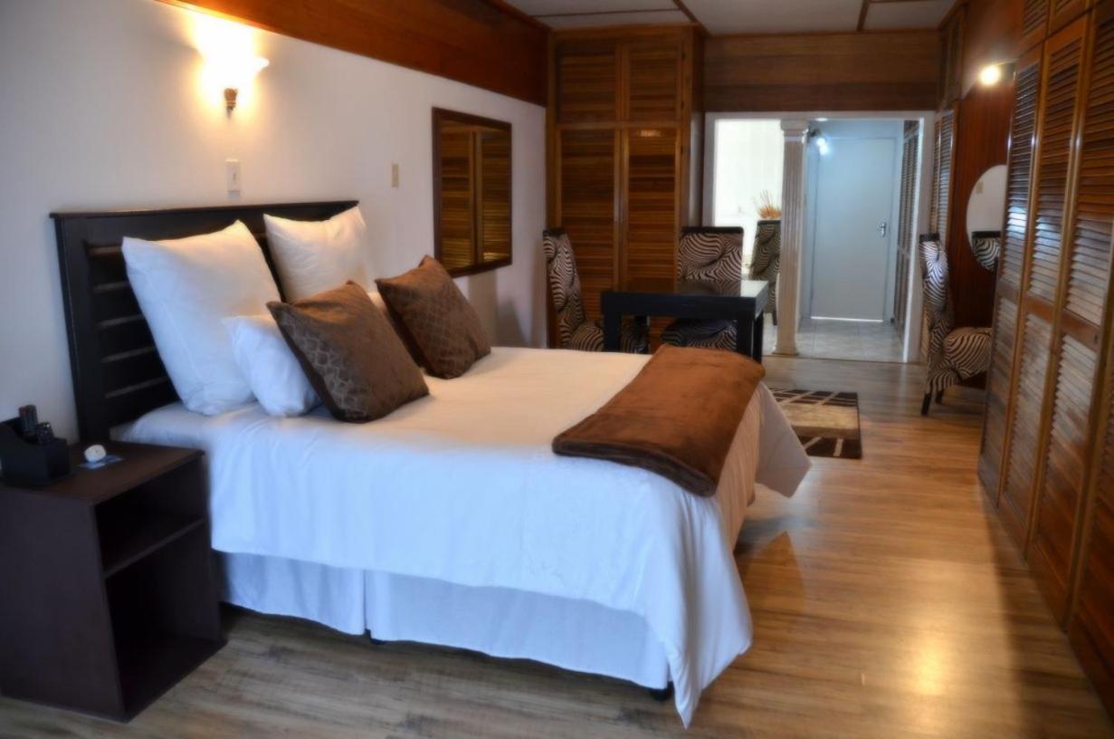 Luxury Suite - Photo 8