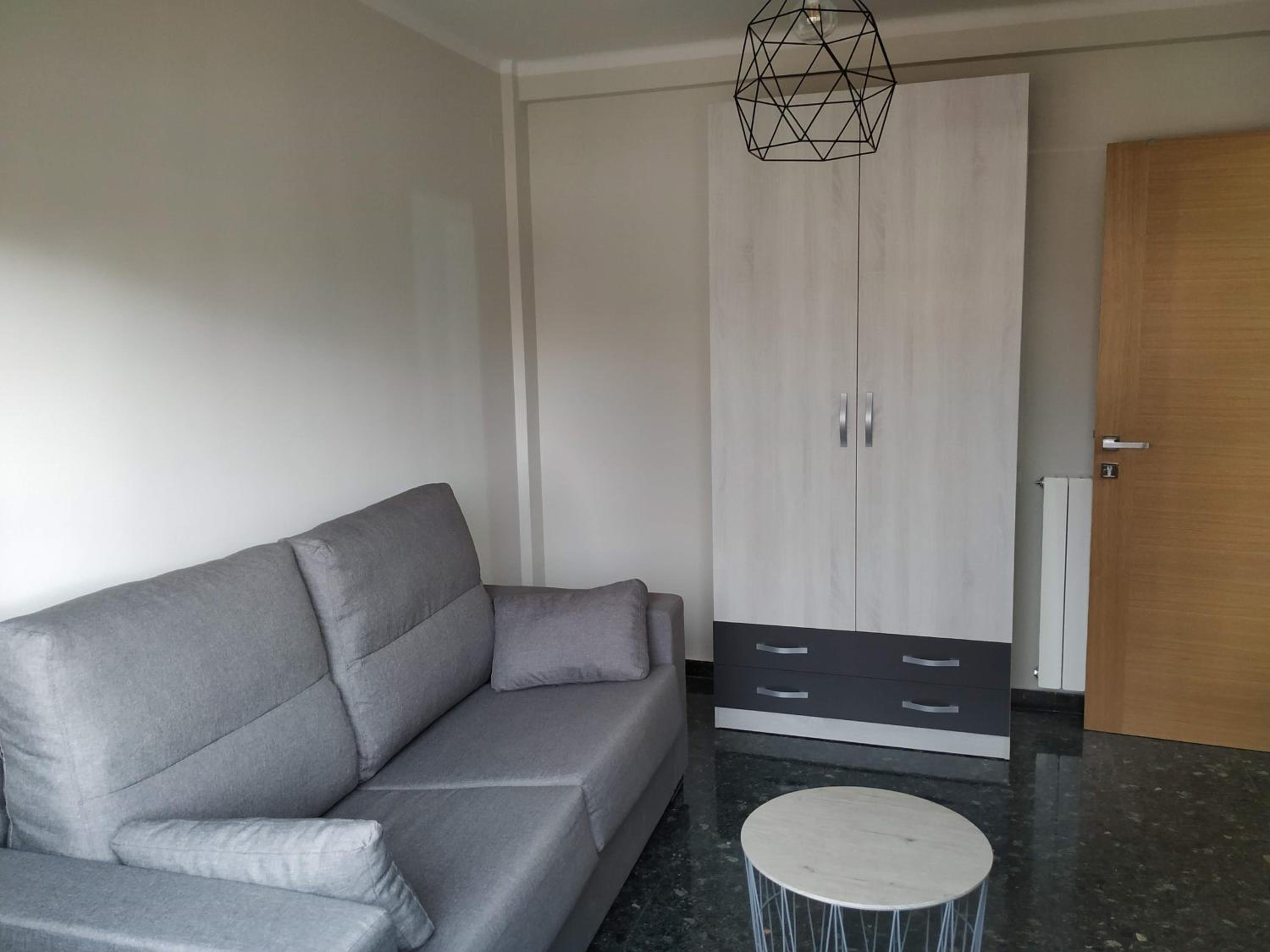 Apartamento de tres habitaciones con balcón
