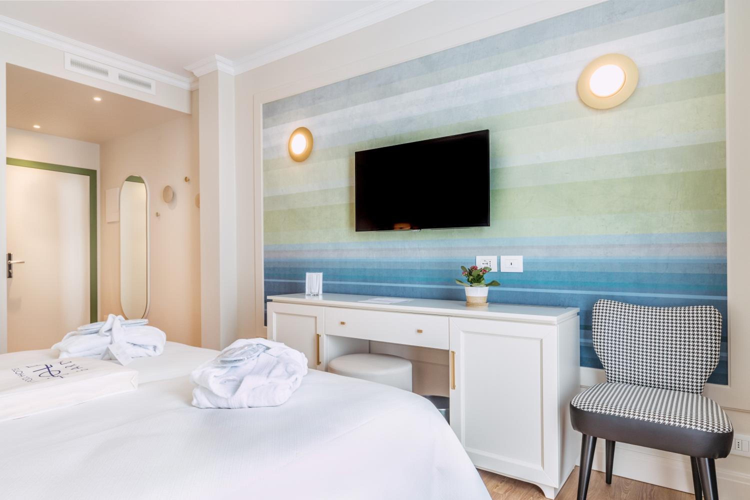 Double Room Single Use with Balcony photo 3