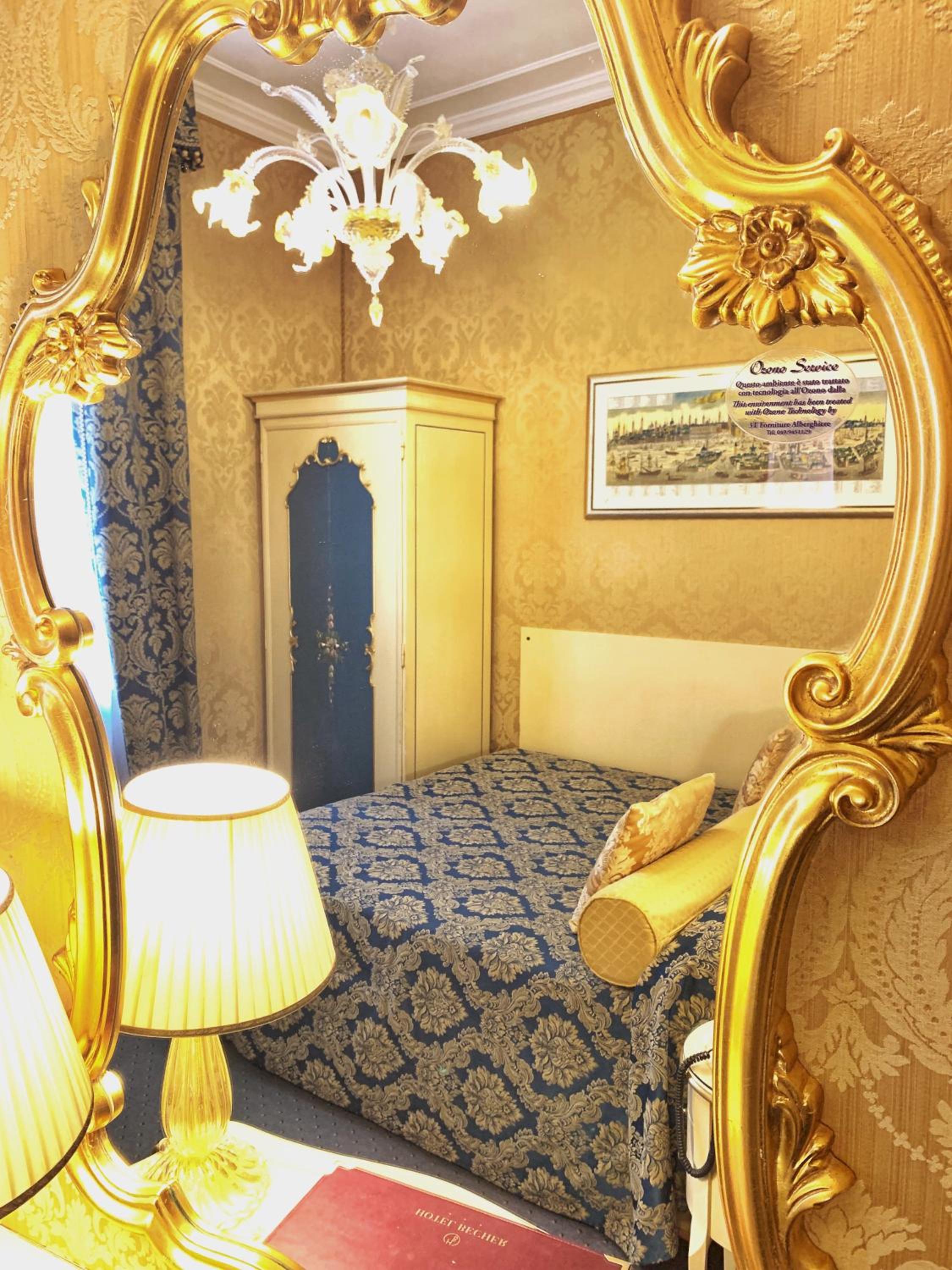 Classic Double with Balcony and Canal View photo 3