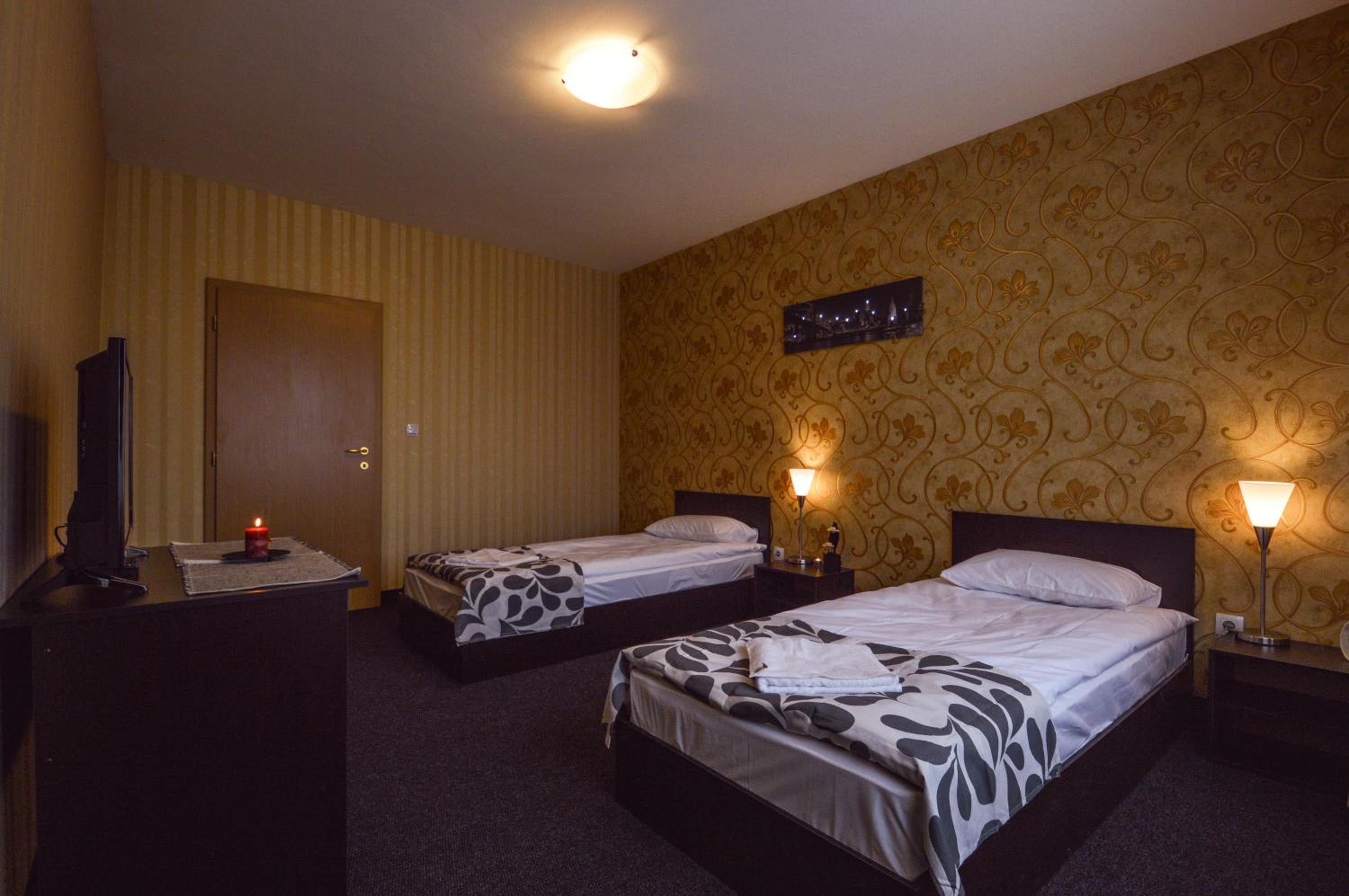 Double or Twin Room with Balcony - Photo 4