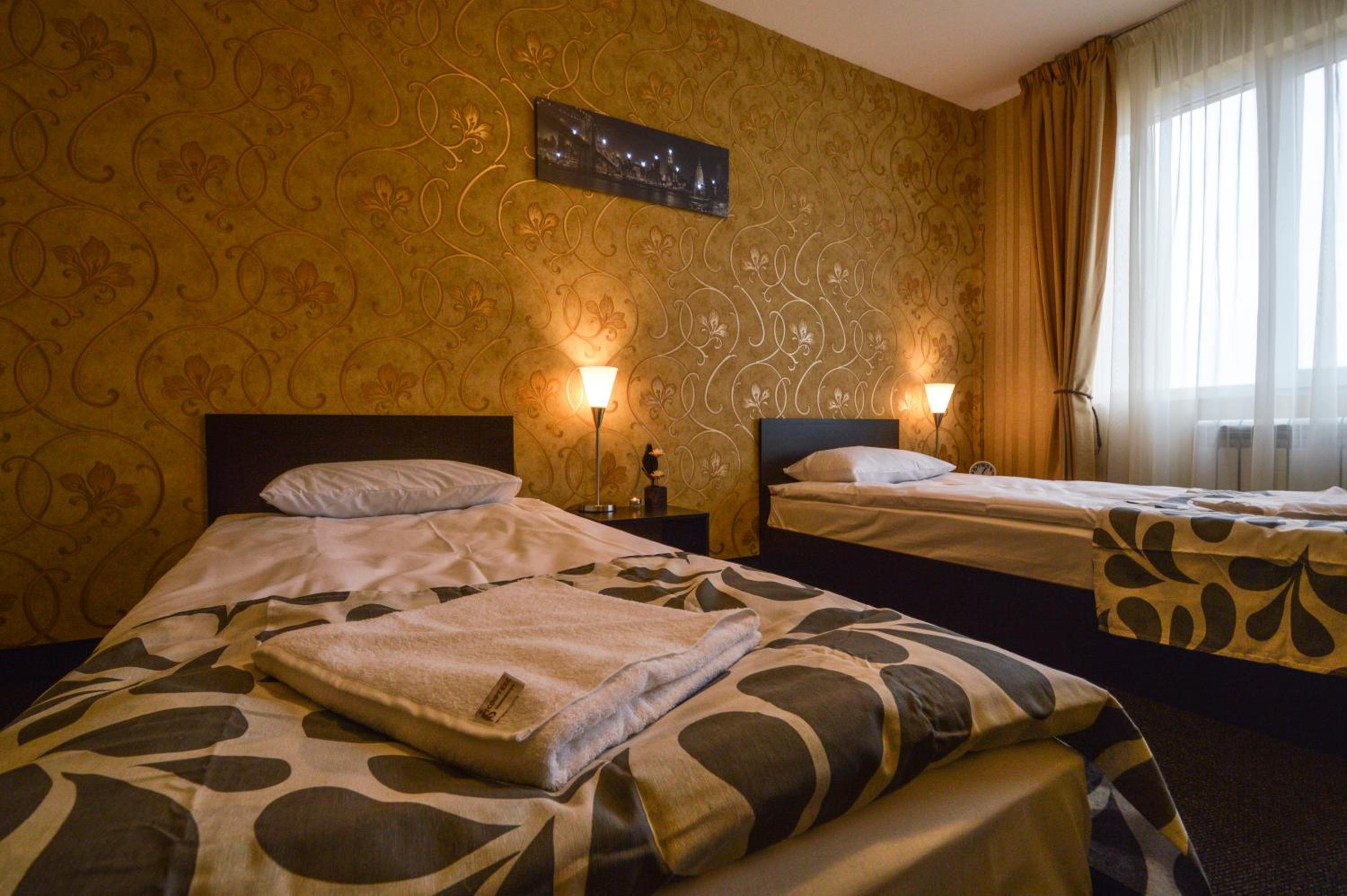 Double or Twin Room with Balcony - Photo 2