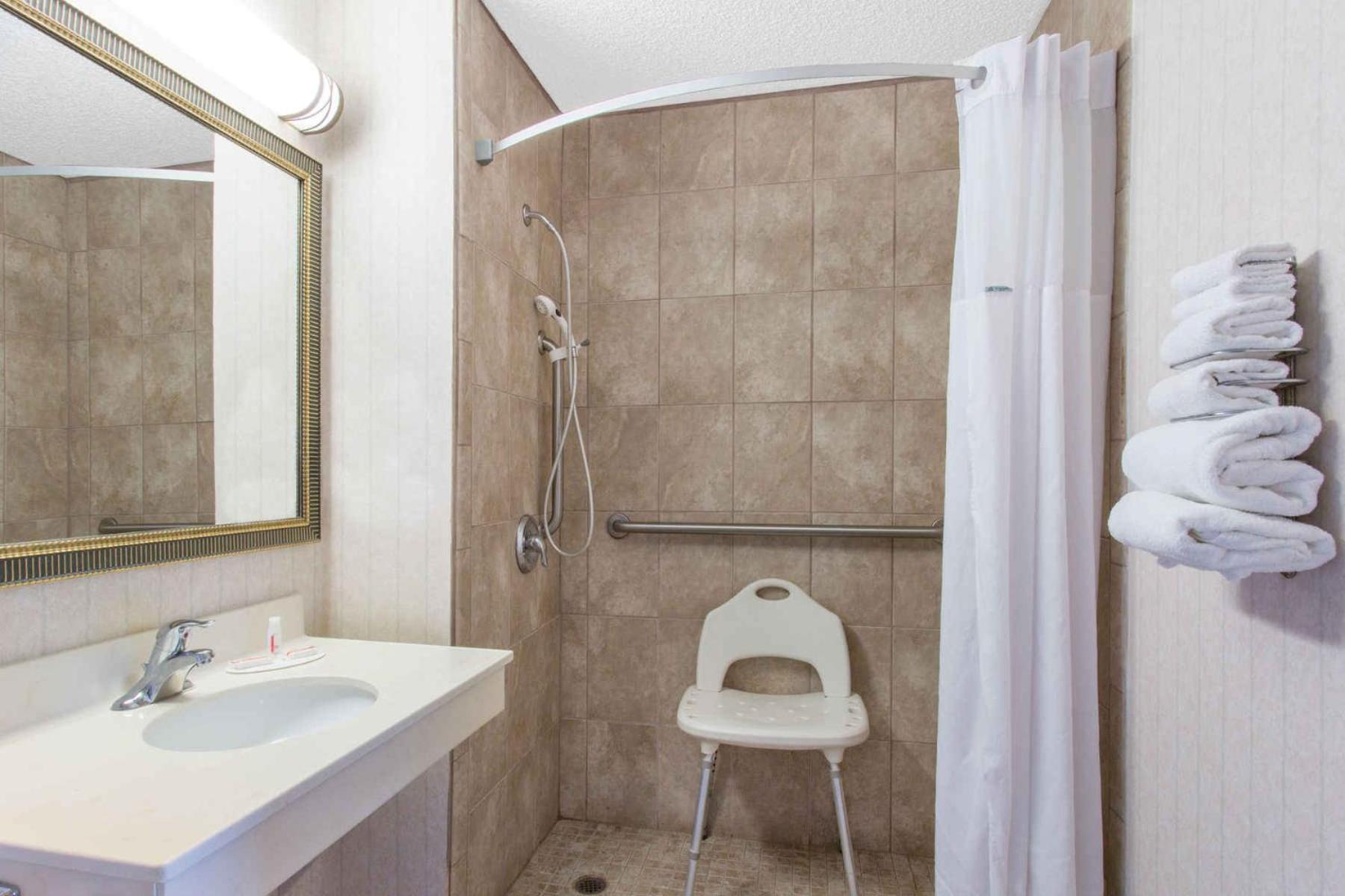 Queen Room - Mobility Access/Non-Smoking - Photo 2