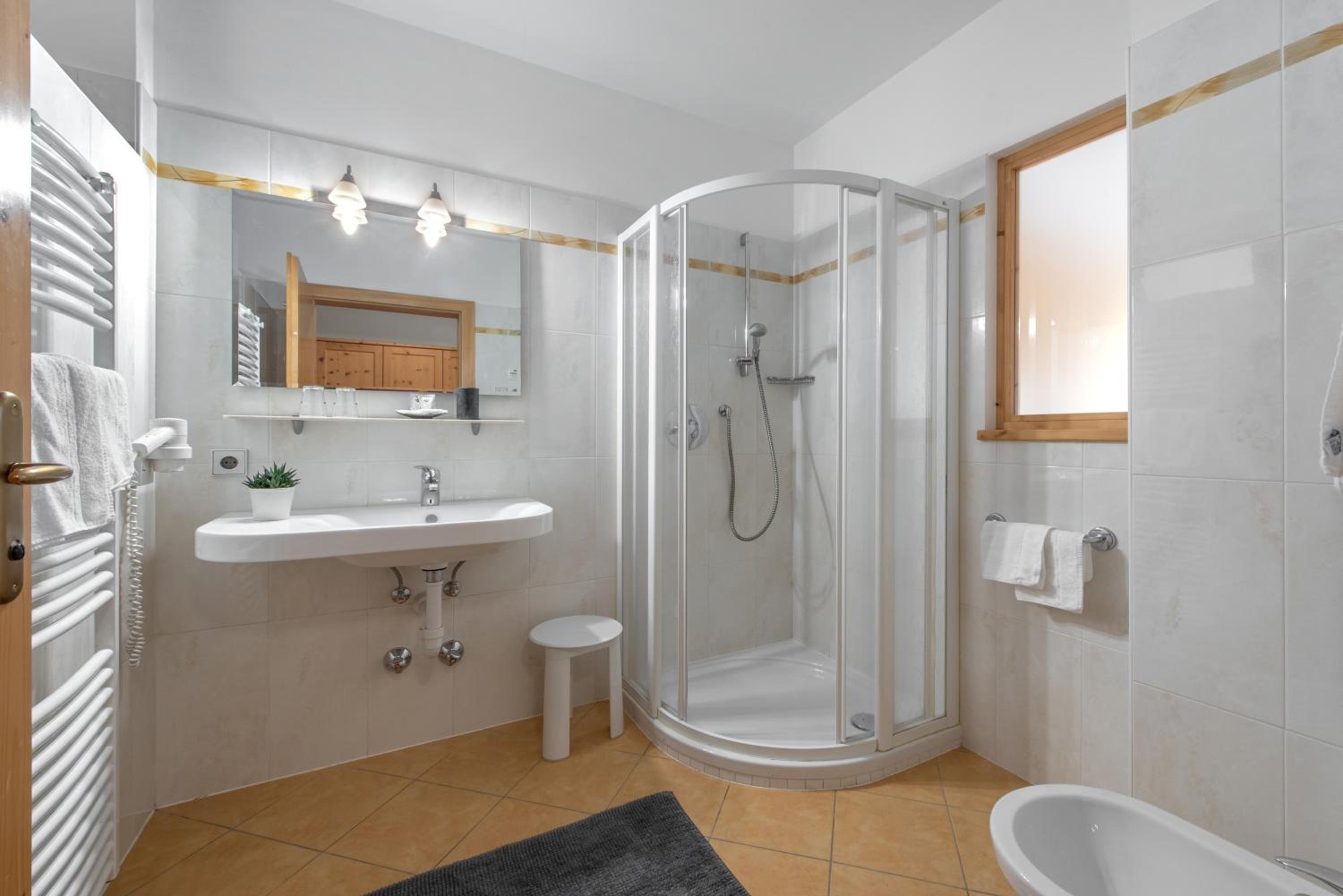 Large Double Room with Balcony - Photo 4