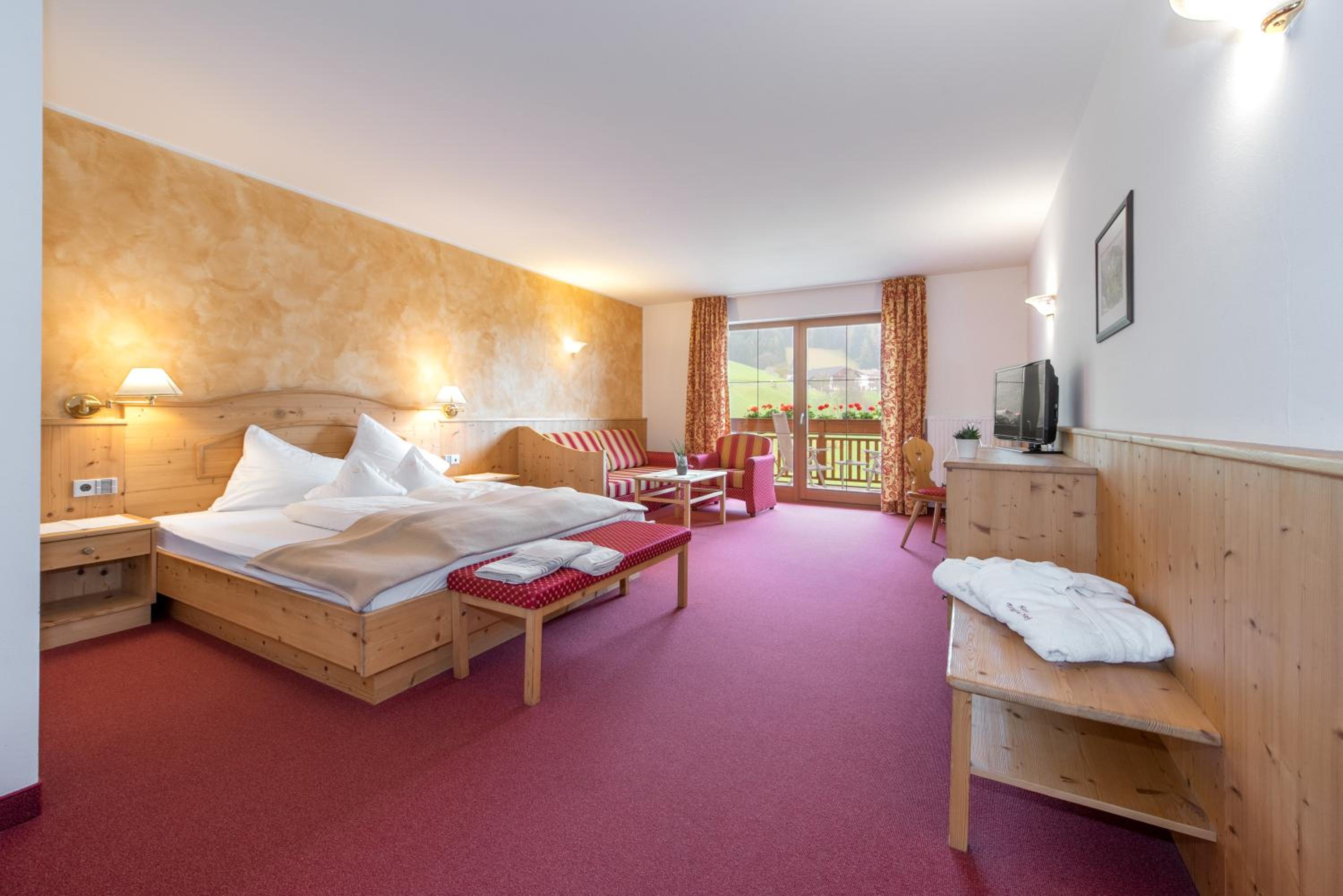 Large Double Room with Balcony - Photo 1