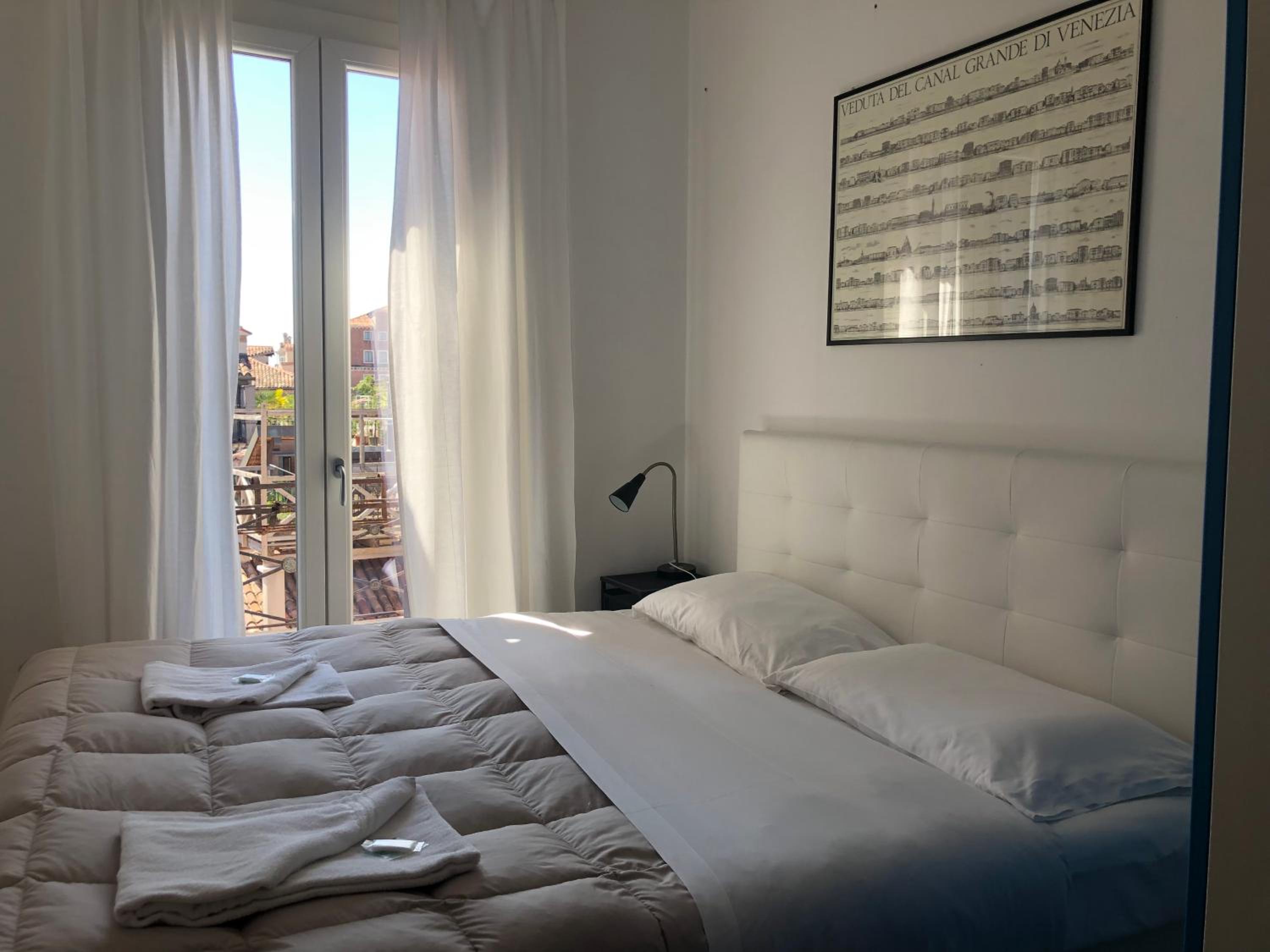 Standard Double Room with Shared Bathroom photo 2