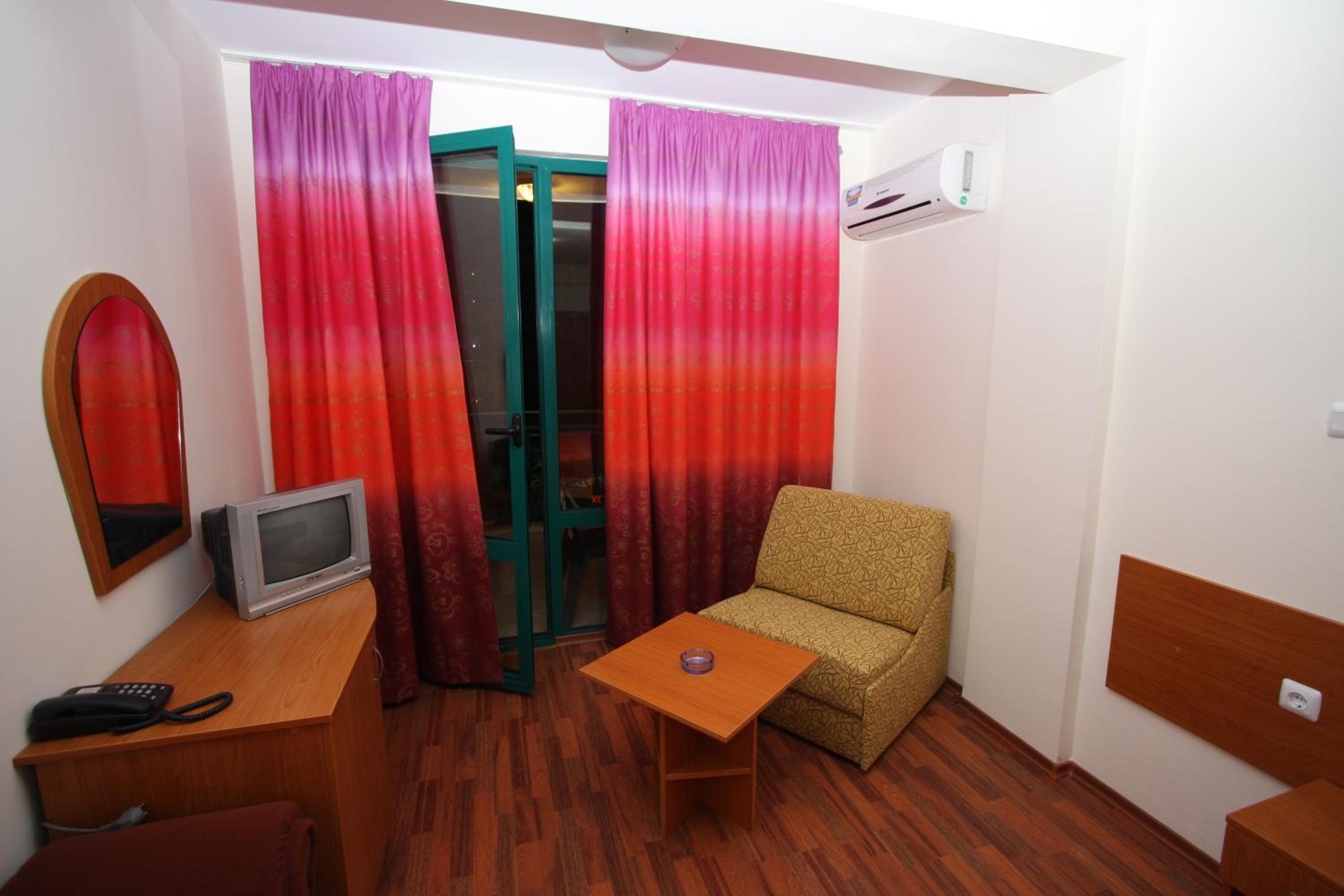 Twin Room with Extra Bed photo 2
