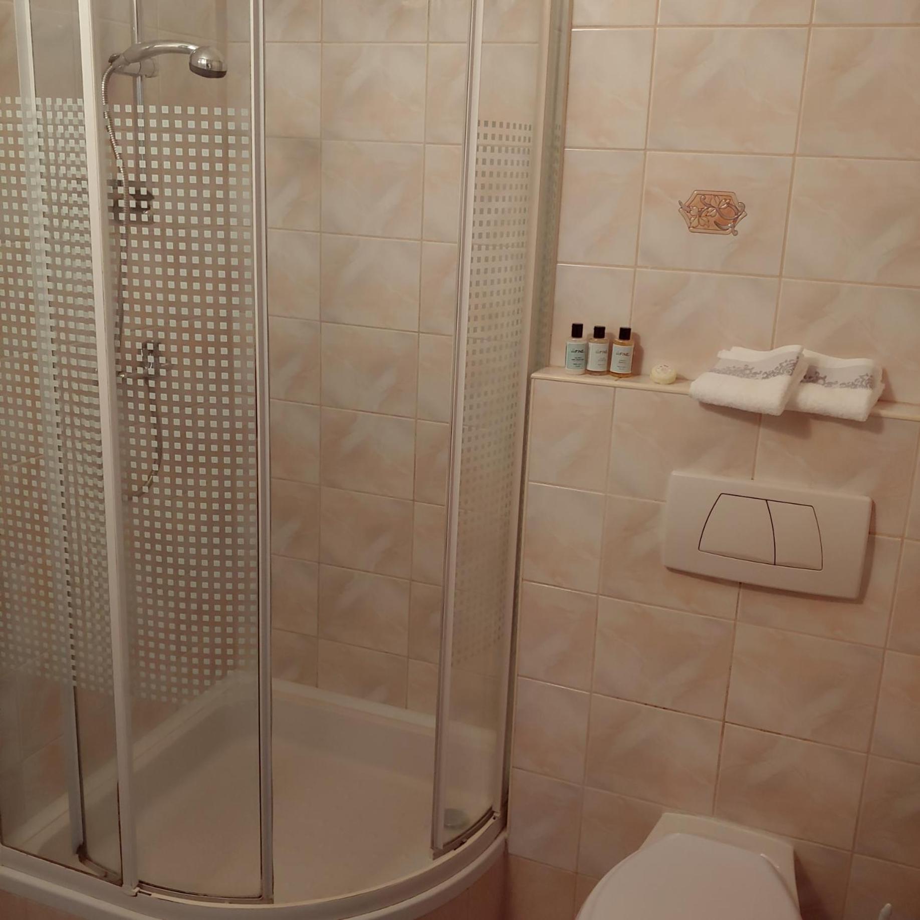 Double Room with Private Bathroom - Photo 1