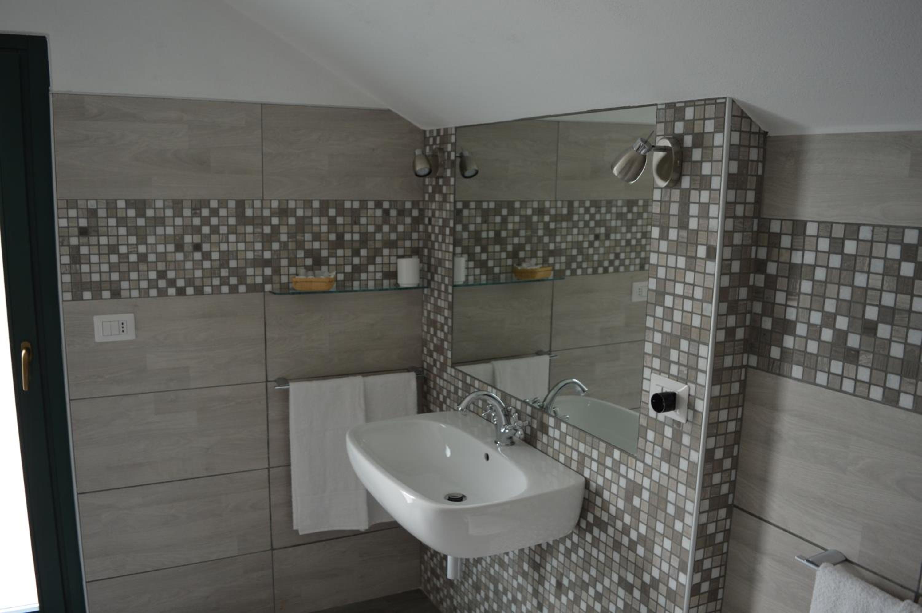 Double Room with Patio - Photo 11
