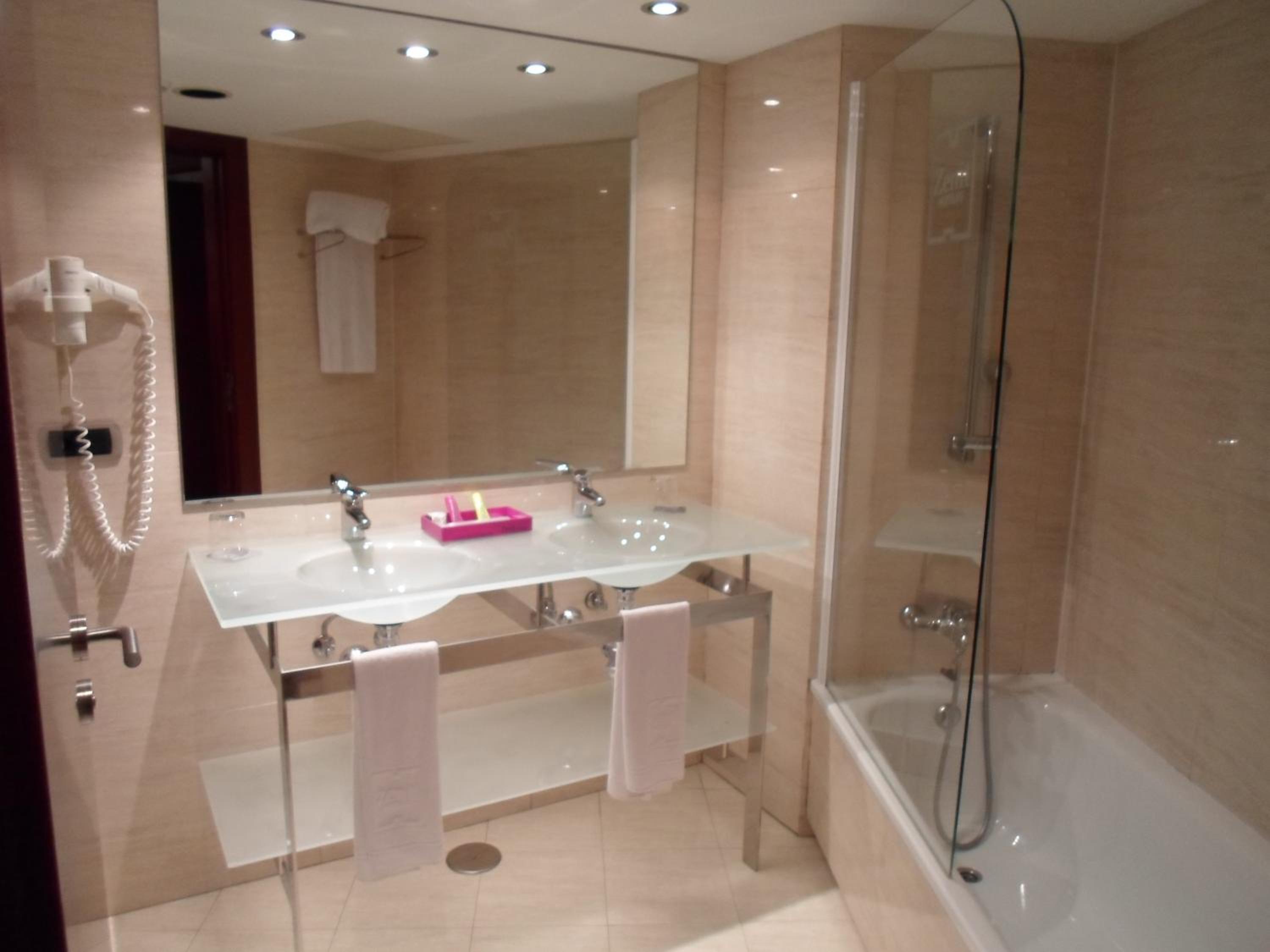Double or Twin Room - Photo 3