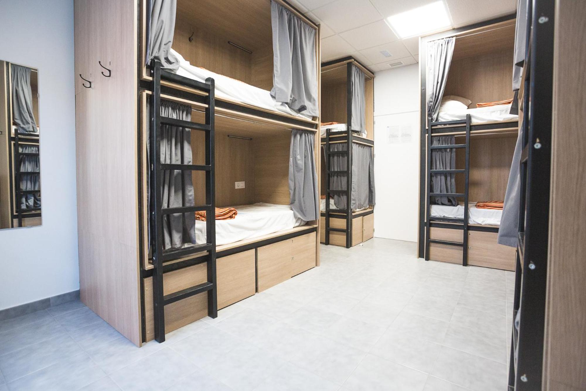 Habitación compartida mixta de 8 camas