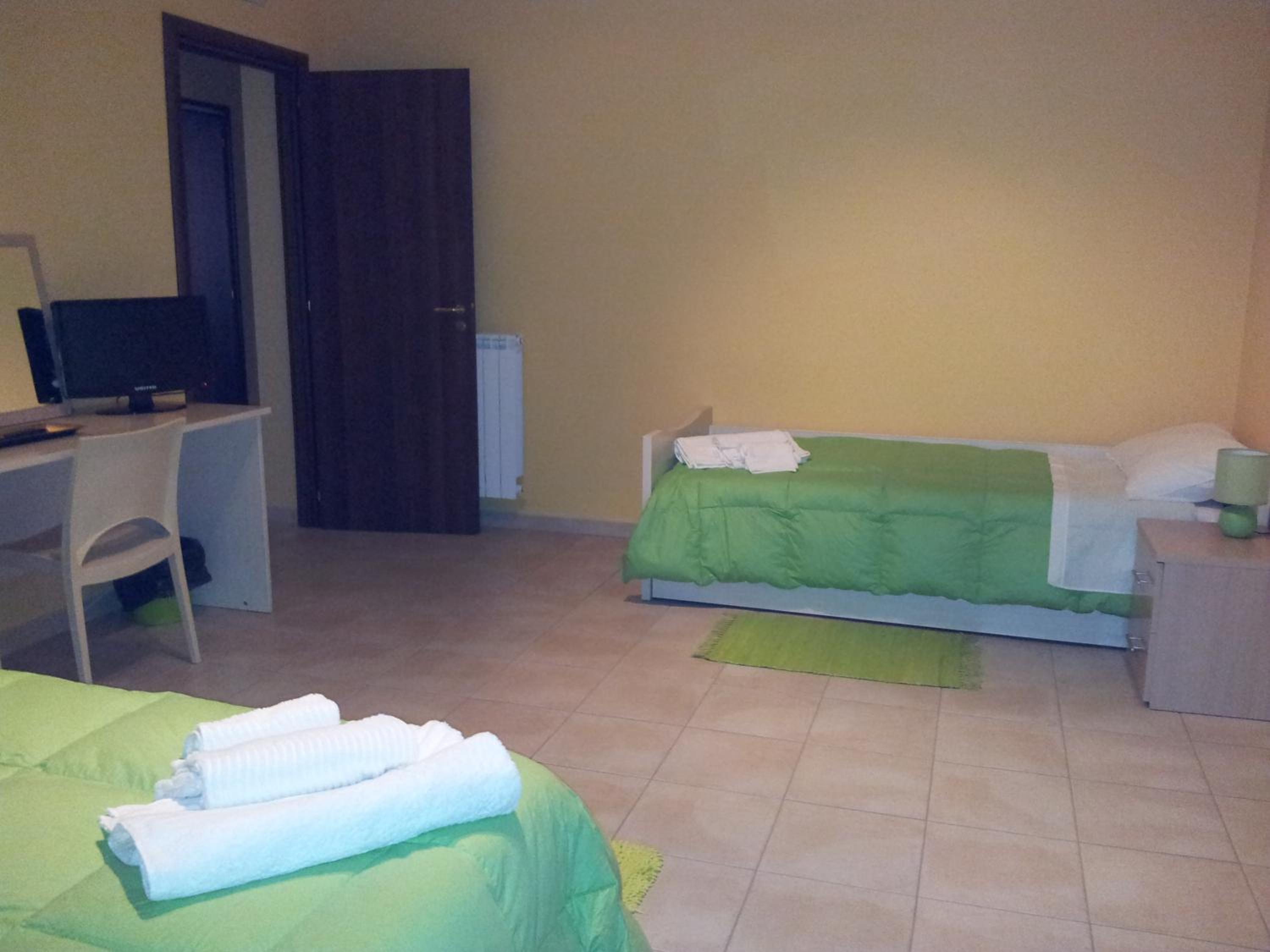 Quadruple Room with Private External Bathroom - Photo 4