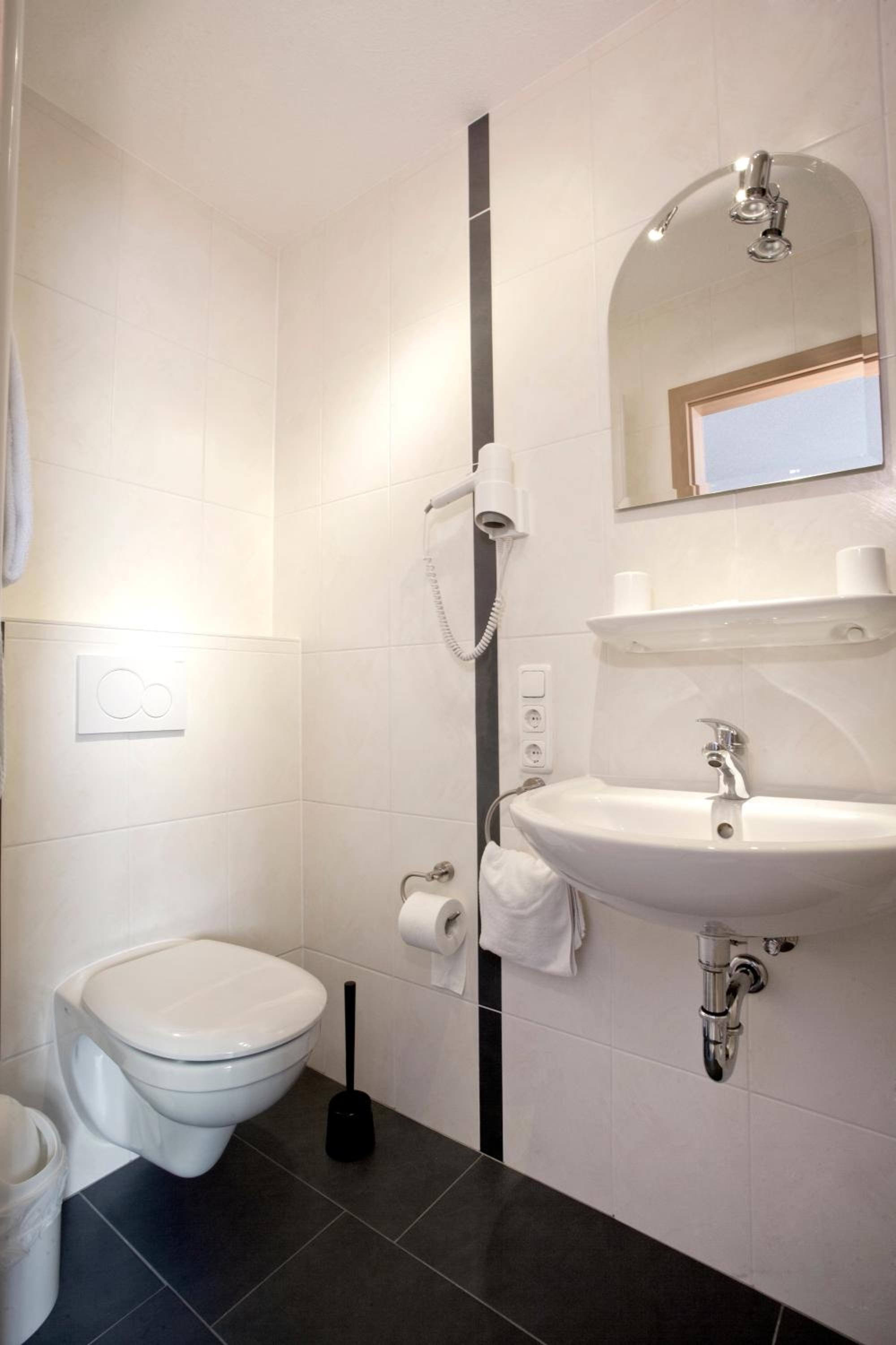 Standard Double Room - Photo 13