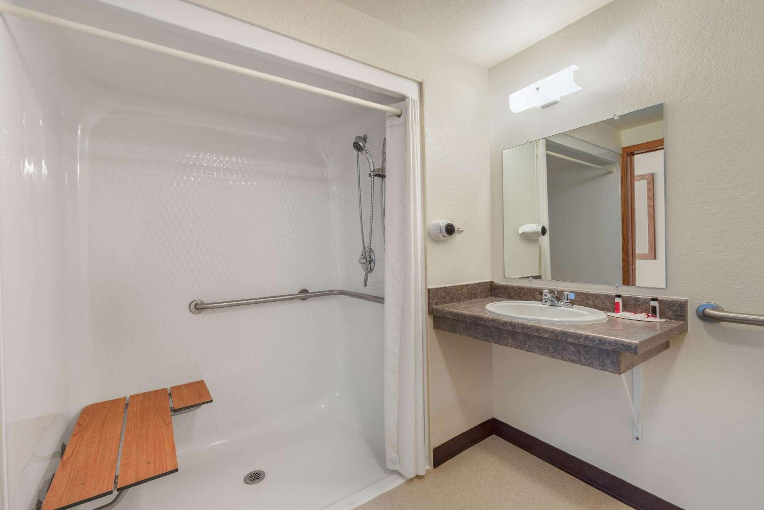 Queen Room - Disability Access/Non-Smoking photo 3