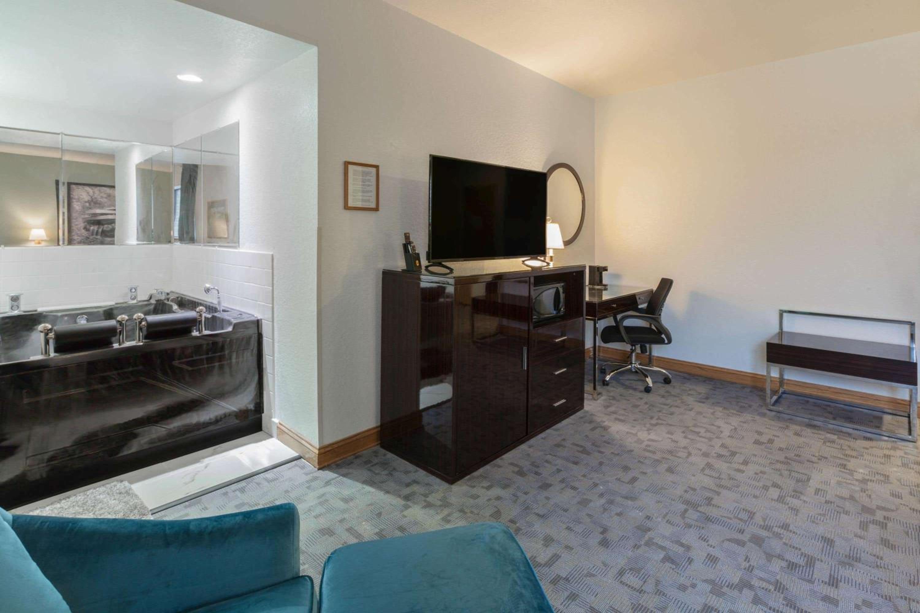 King Suite with Jetted Tub - Non-Smoking - Photo 14