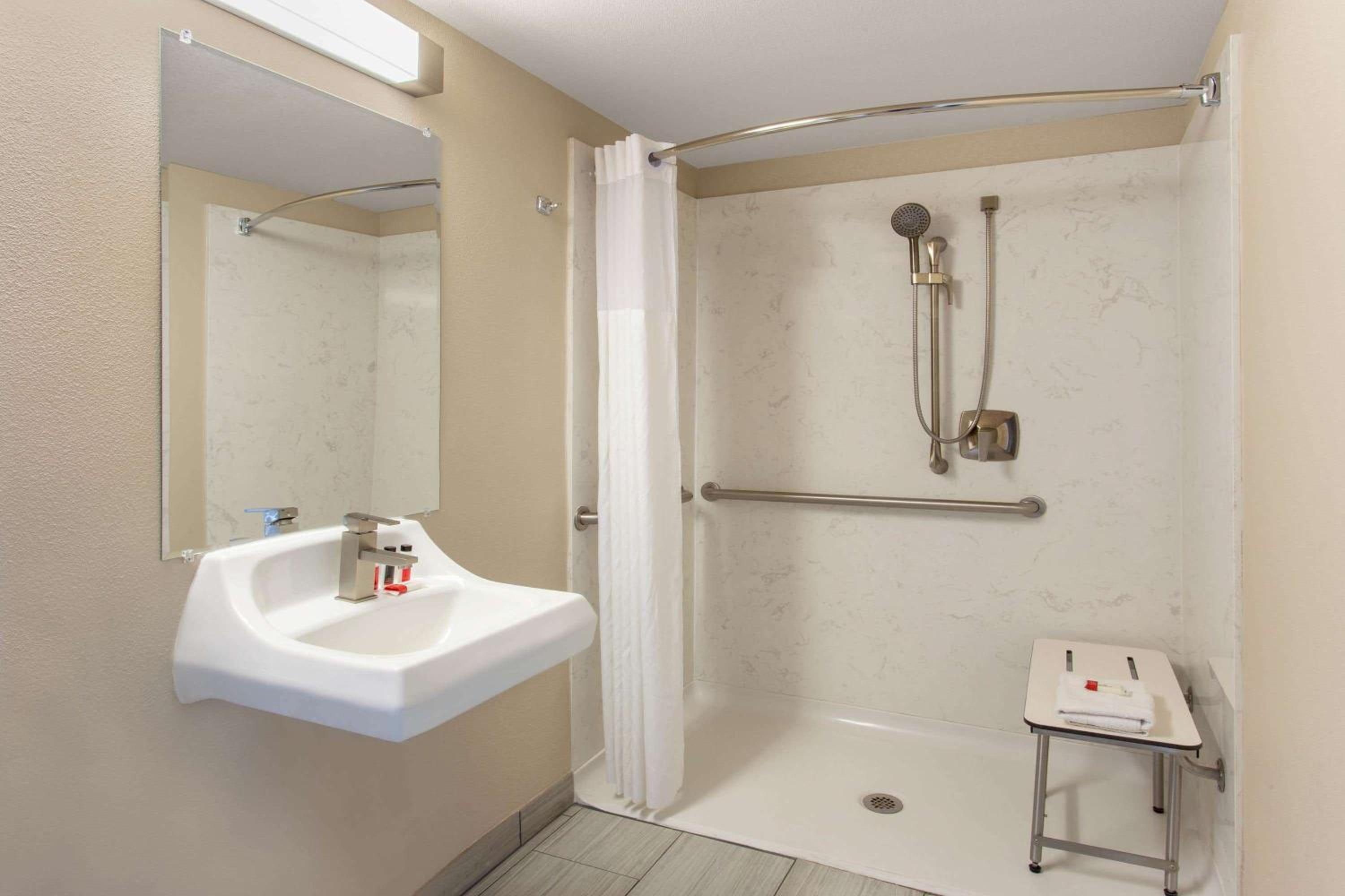 King Room with Mobility/Hearing Impaired Access - Non-Smoking photo 3