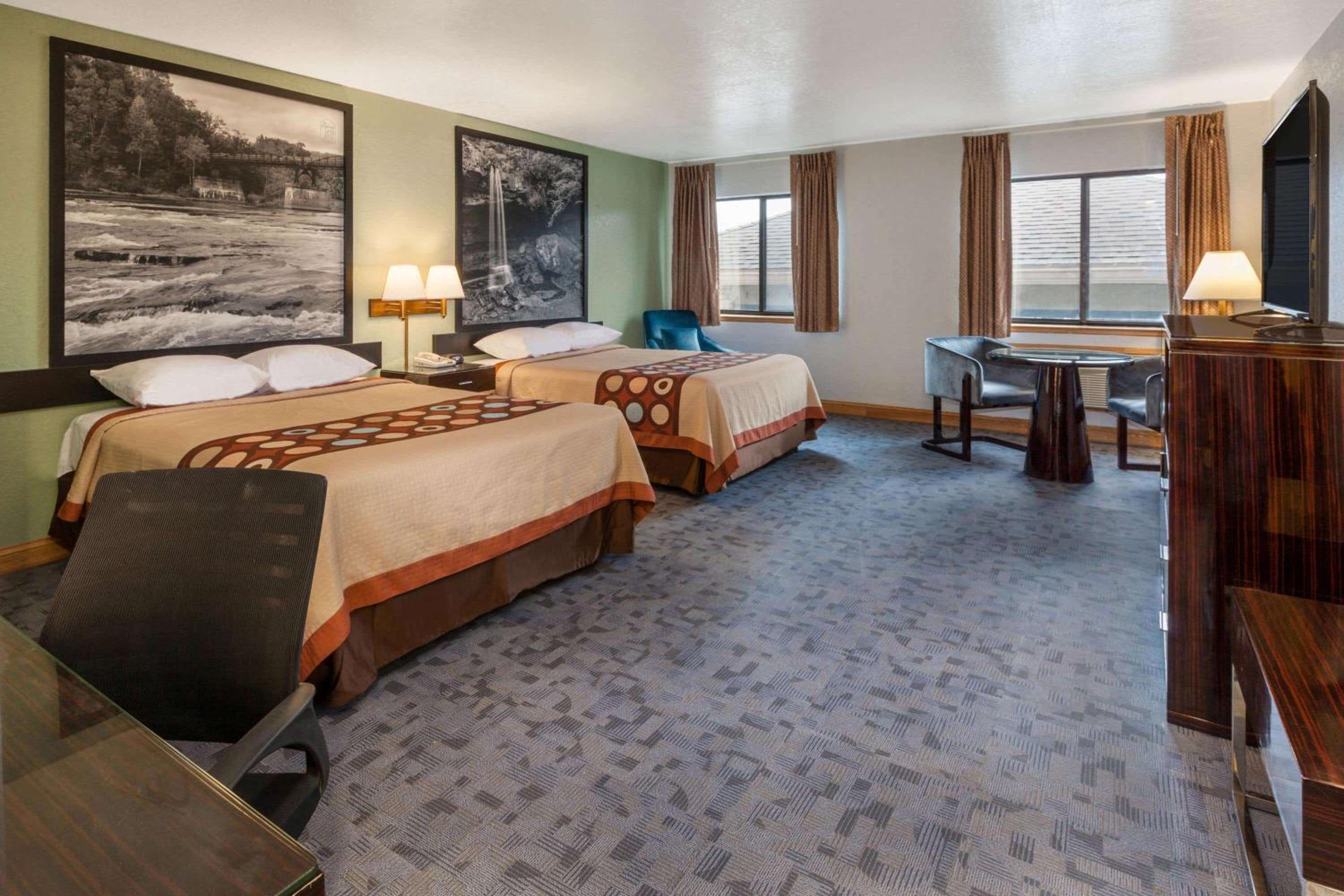 Deluxe Queen Room with Two Queen Beds - Non-Smoking - Photo 6
