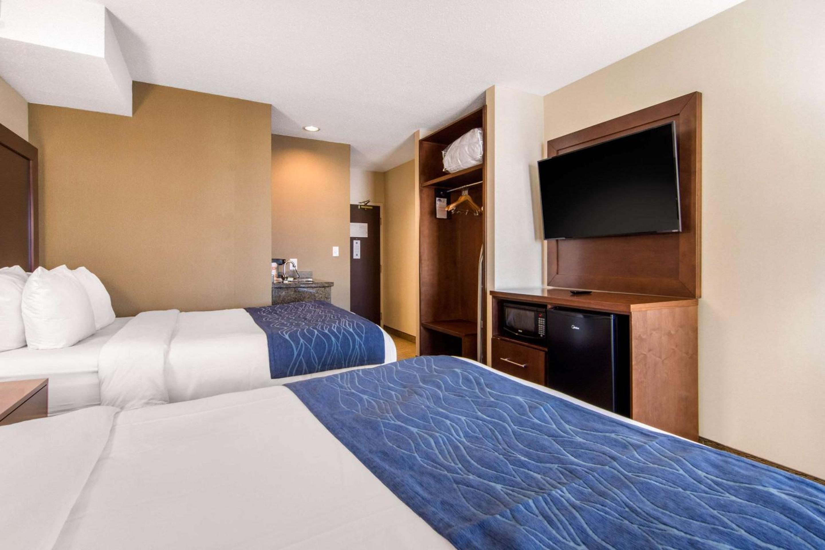 Queen Room with Two Queen Beds - Non-Smoking - Photo 6