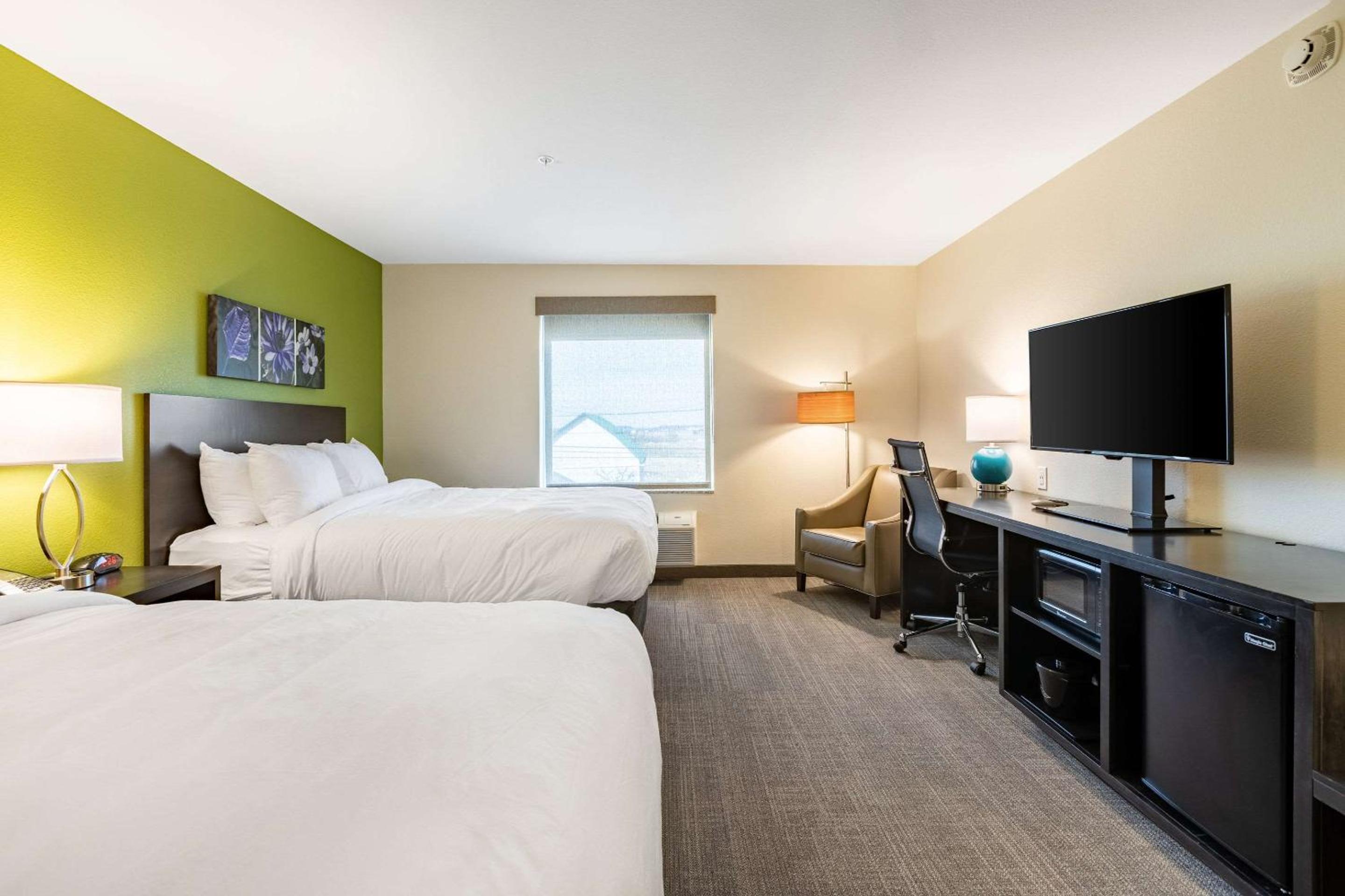 Queen Room with Two Queen Beds - Non-Smoking - Photo 1