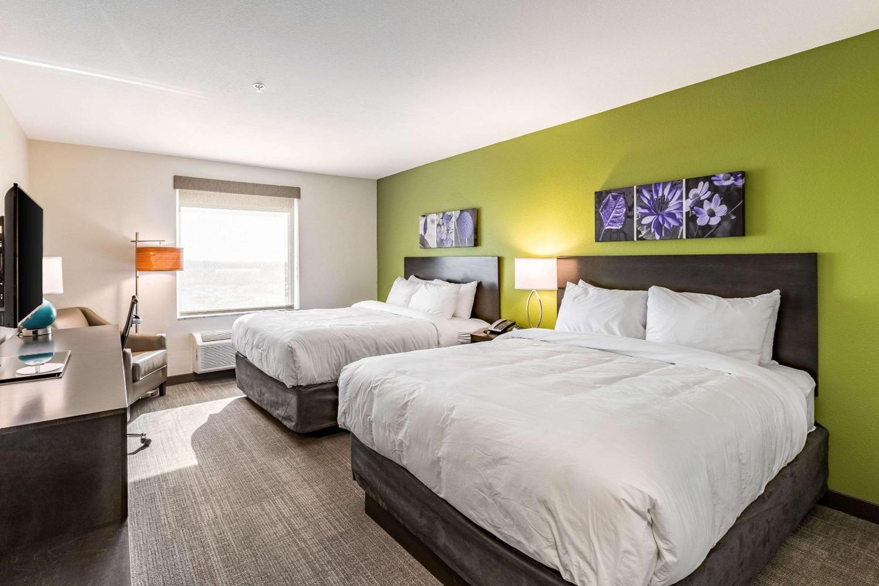 Queen Room with Two Queen Beds - Non-Smoking - Photo 2