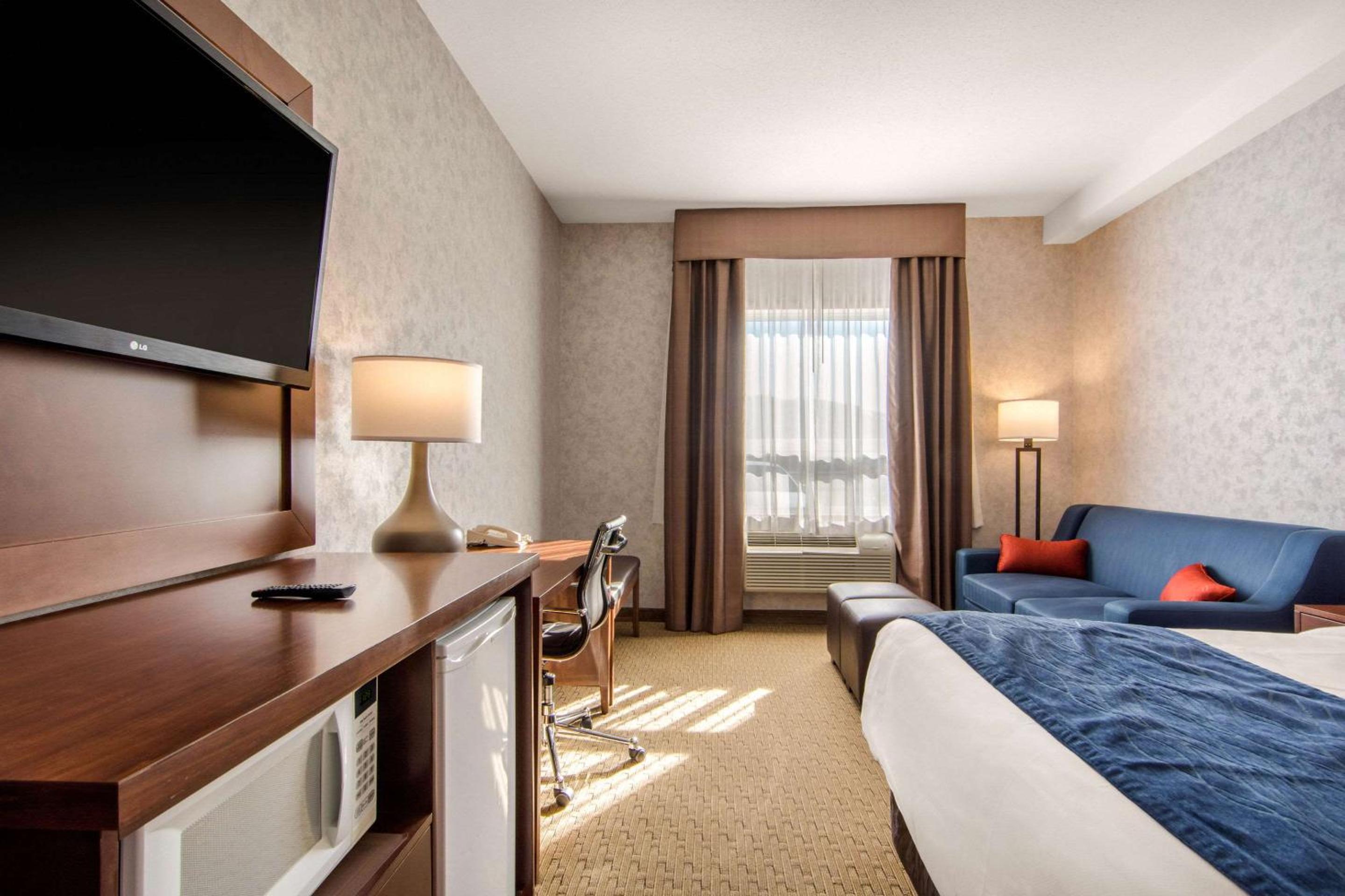 Queen Room - Non-Smoking/Pet Friendly - Photo 2