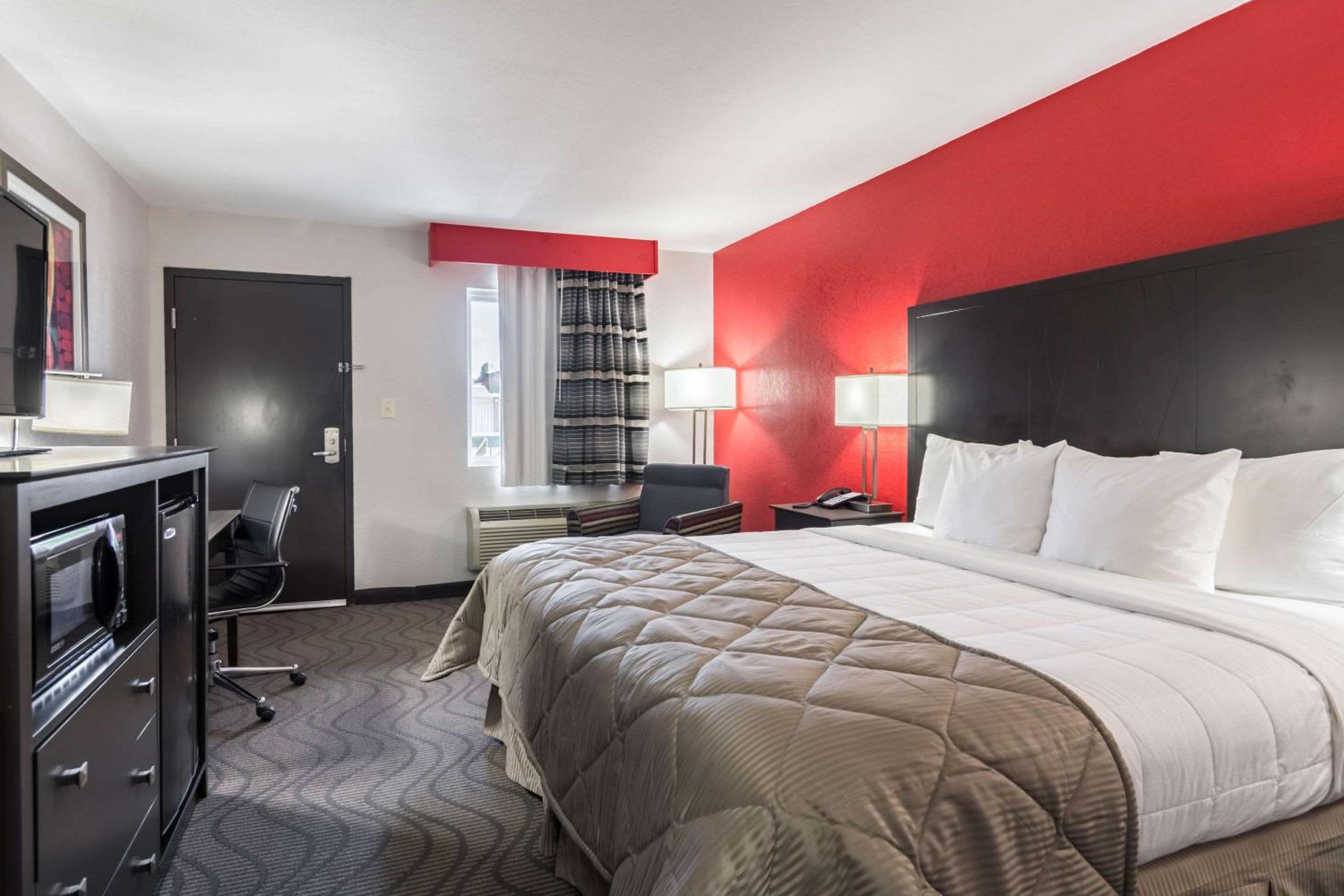 Clarion Inn & Suites Russellville I-40, Photo 4
