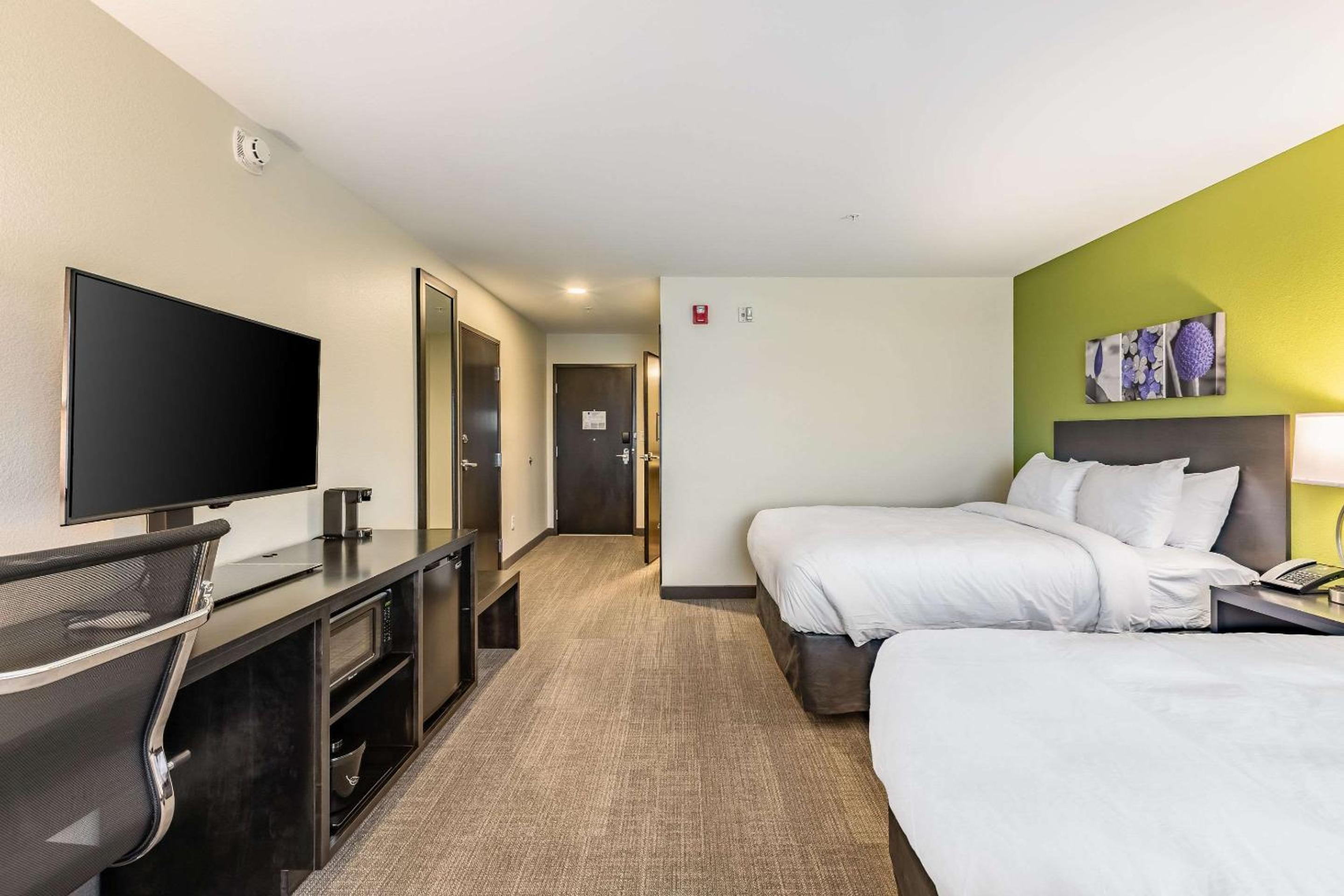 Queen Room with Two Queen Beds - Accessible/Non-Smoking  - Photo 3