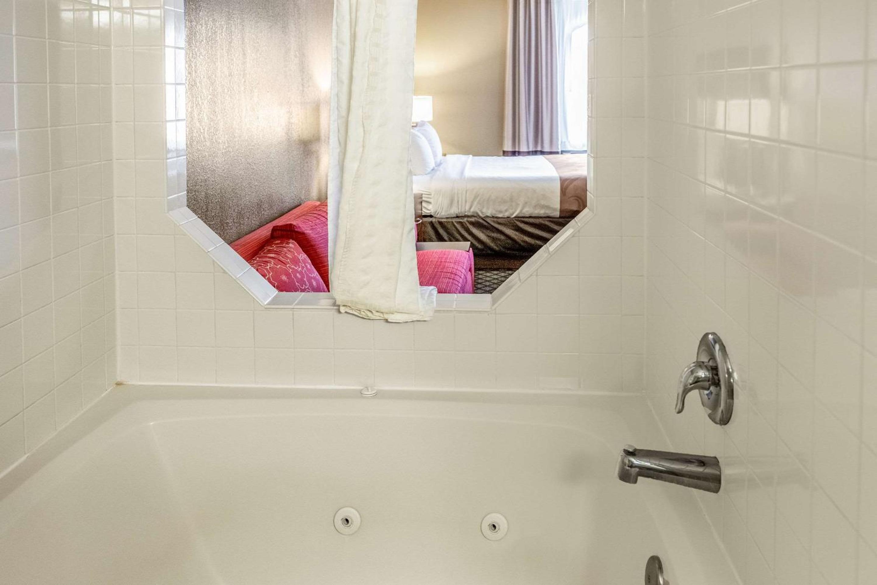 King Suite - Non-Smoking - Photo 4