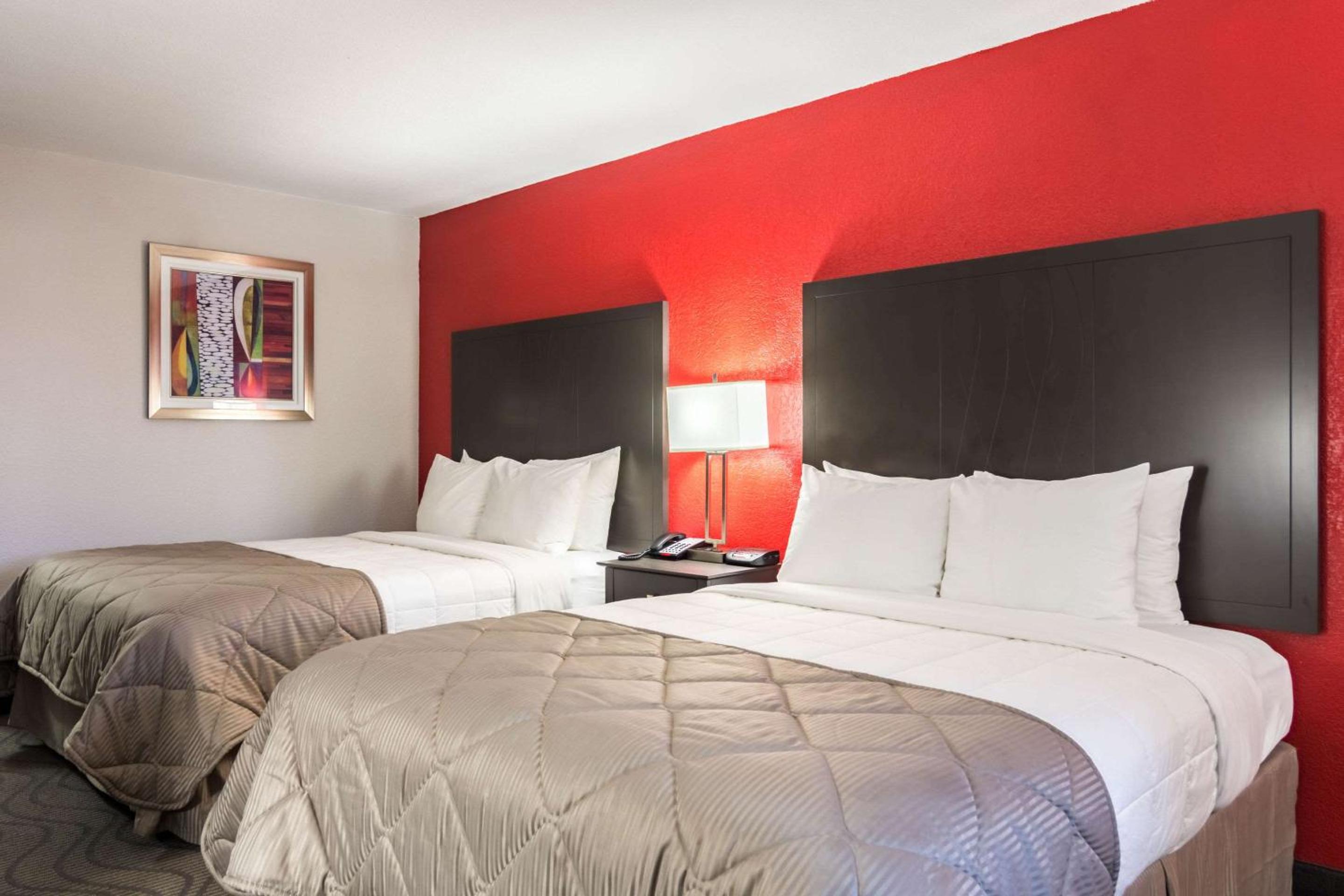 Queen Room With Two Queen Beds - Non-Smoking photo 3