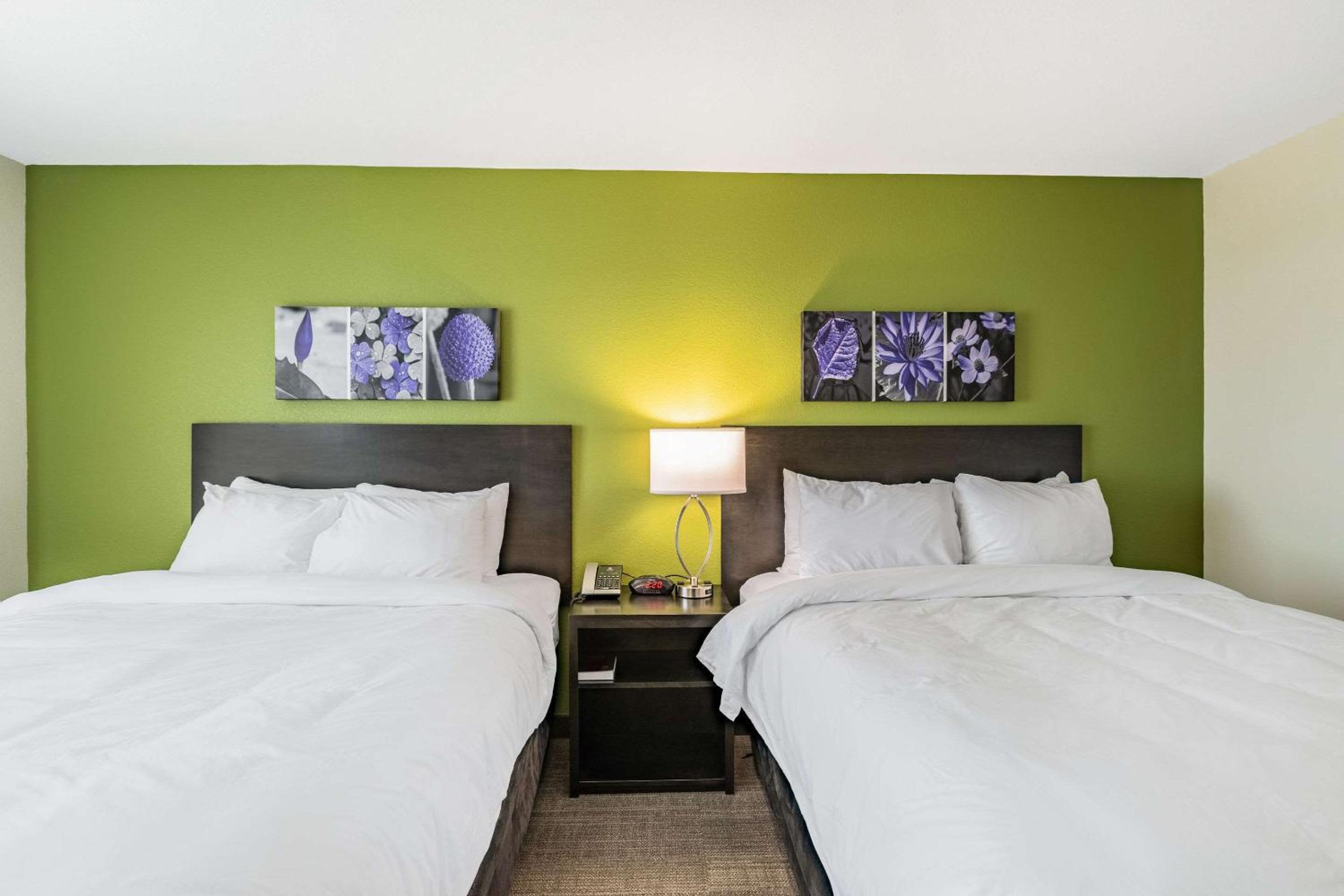 Queen Room with Two Queen Beds - Non-Smoking - Photo 5