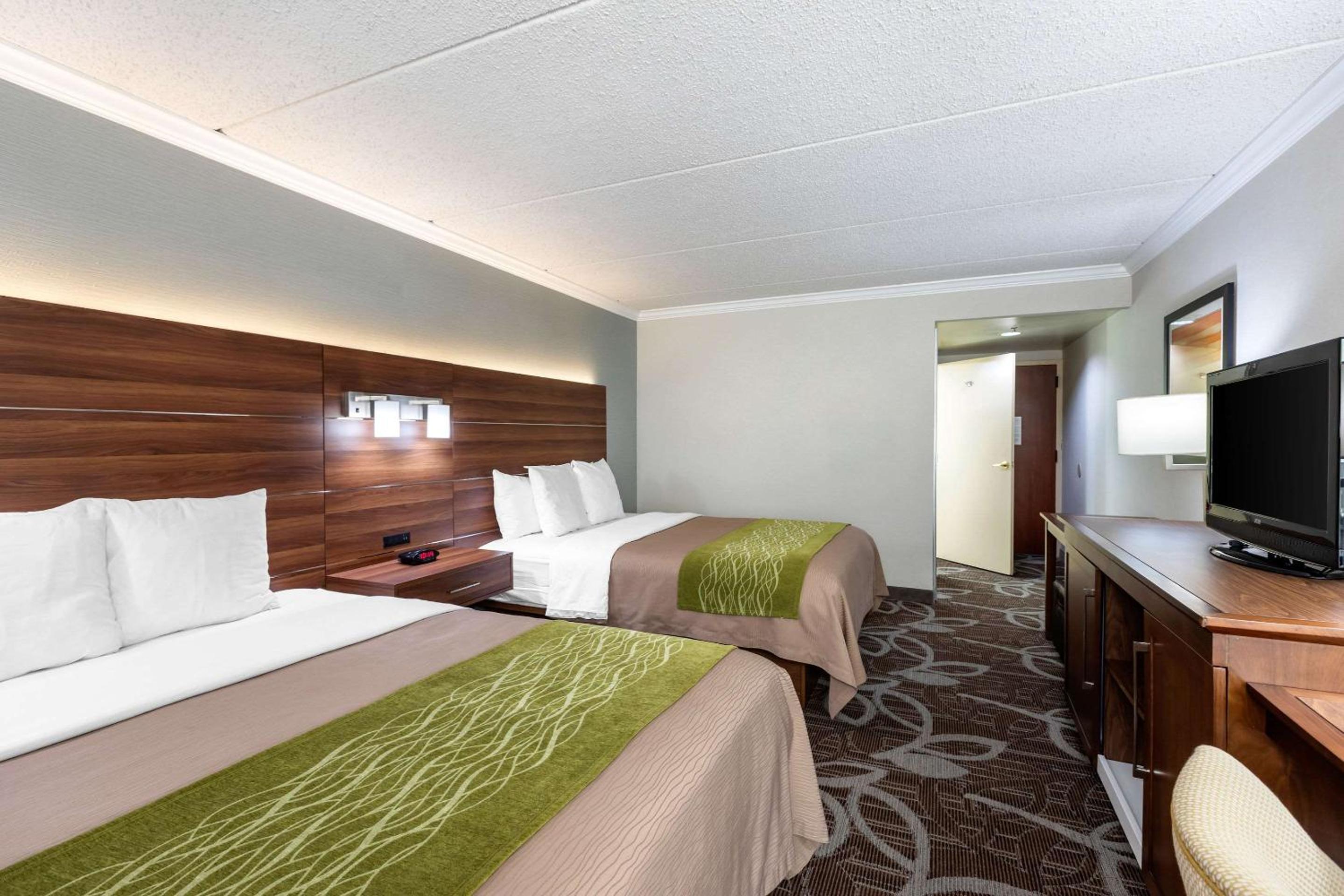 Standard Room, 2 Queen Beds, Non Smoking - Photo 2