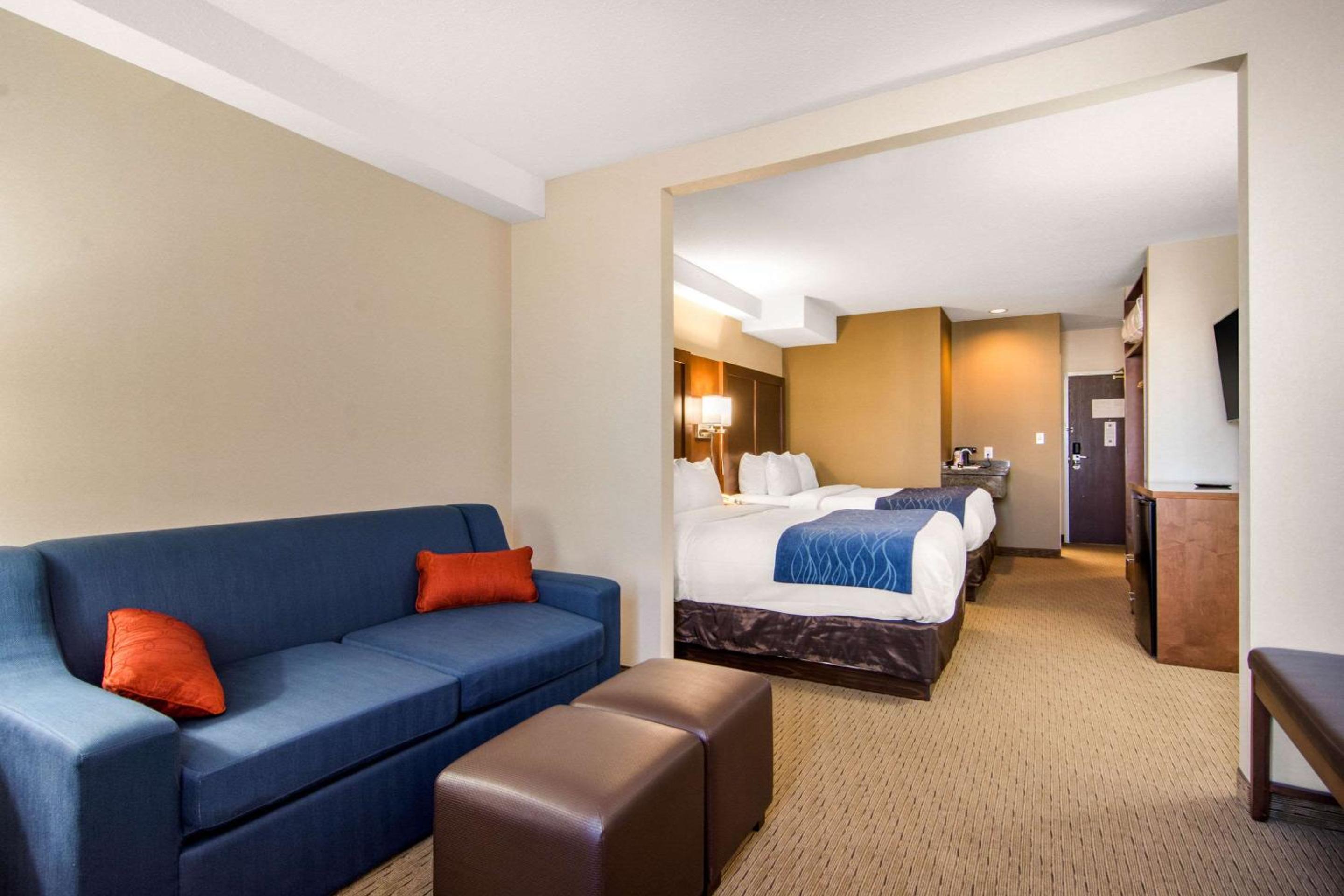 Queen Room with Two Queen Beds - Non-Smoking - Photo 4
