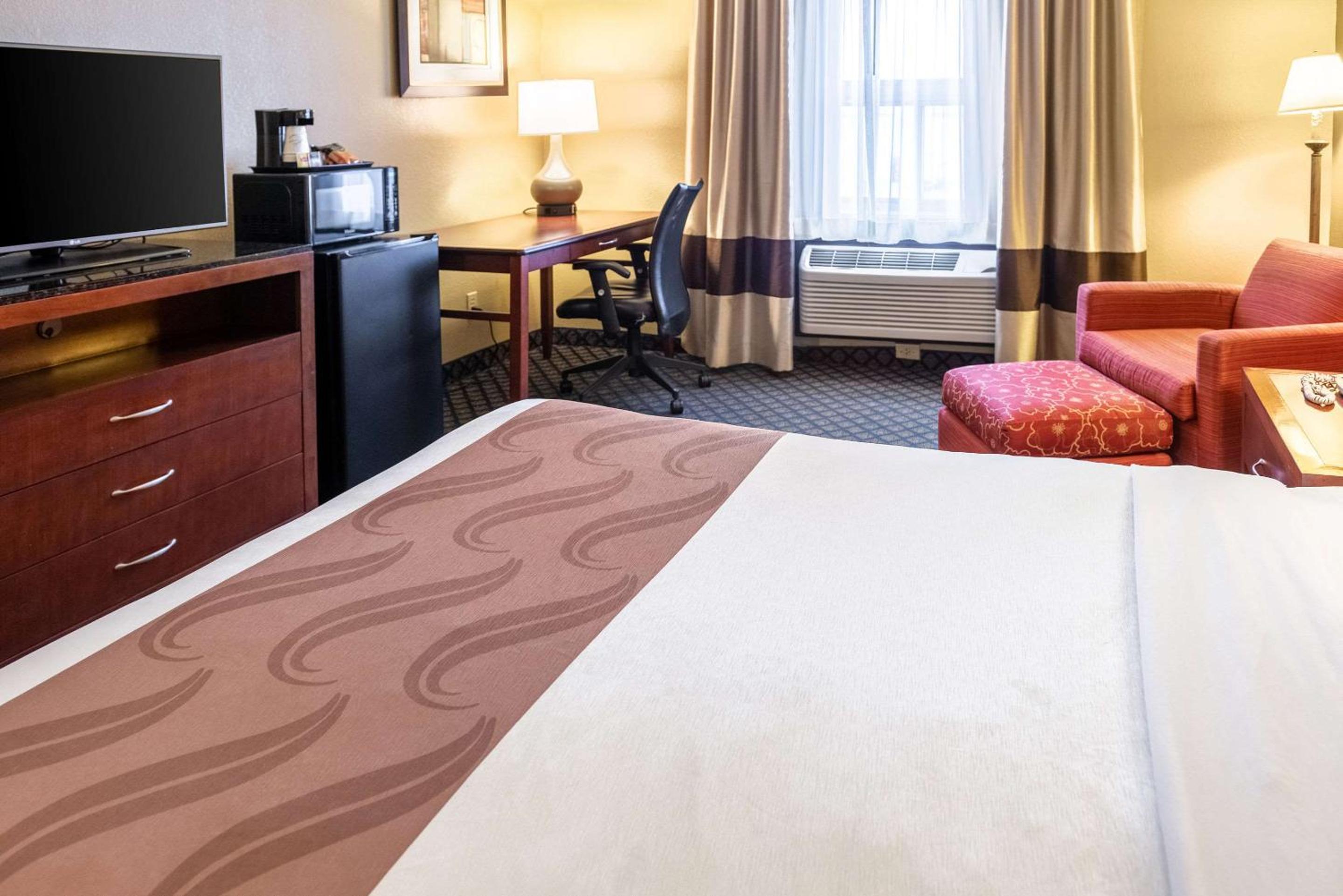 Standard King Suite - Non-Smoking - Photo 2