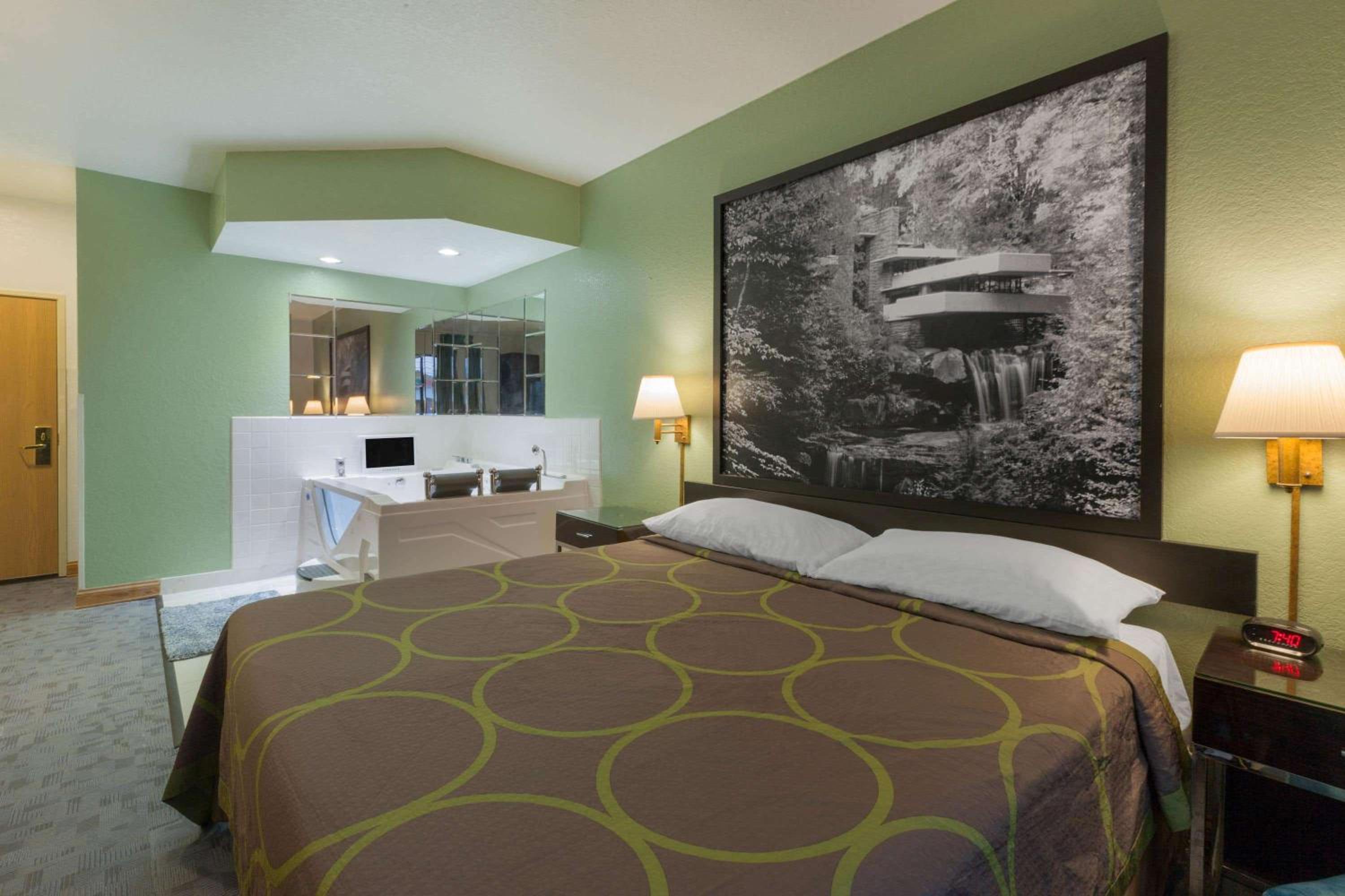 King Suite with Jetted Tub - Non-Smoking - Photo 15